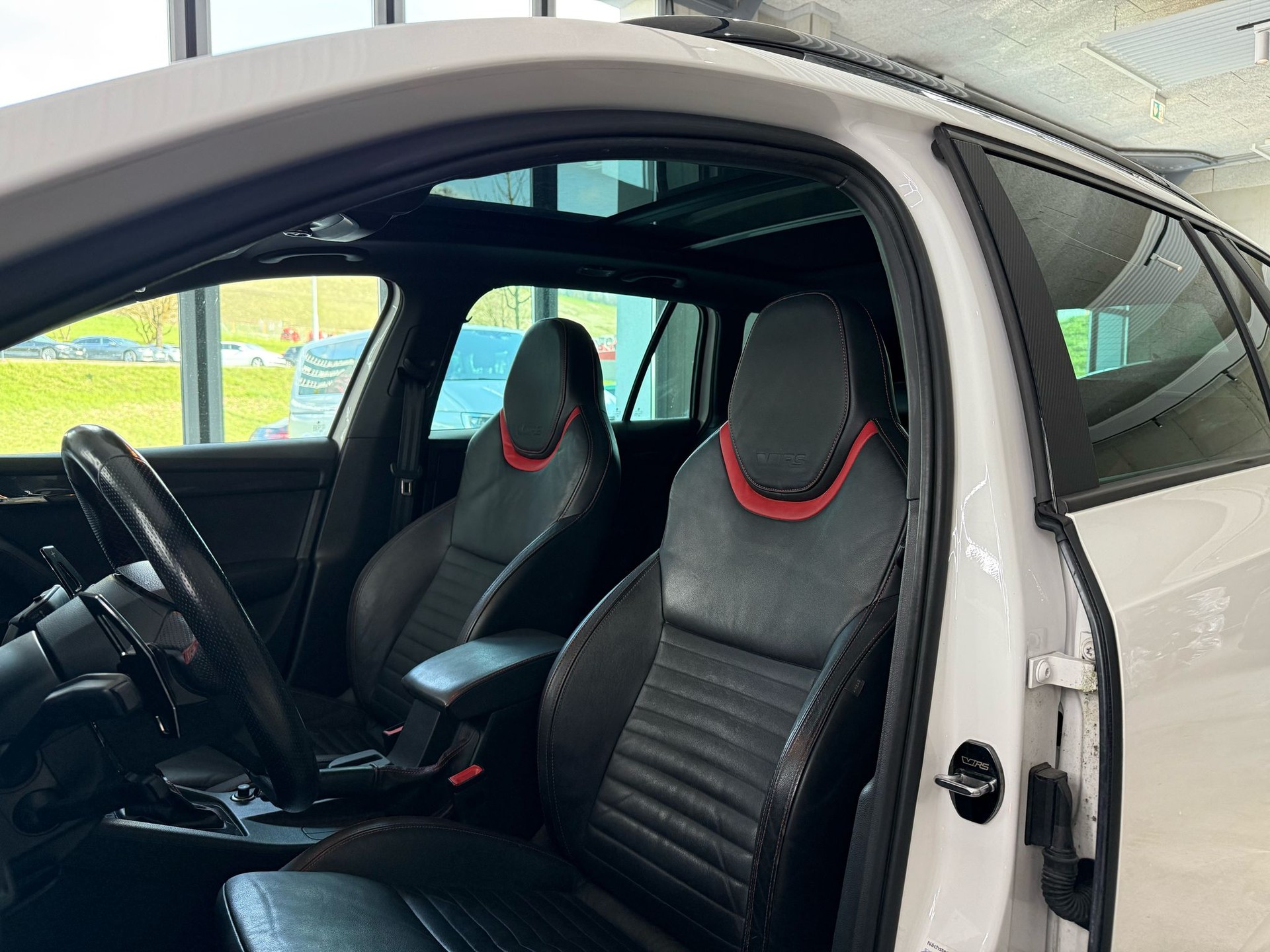 SKODA Octavia Combi 2.0 TSI RS DSG-image-9
