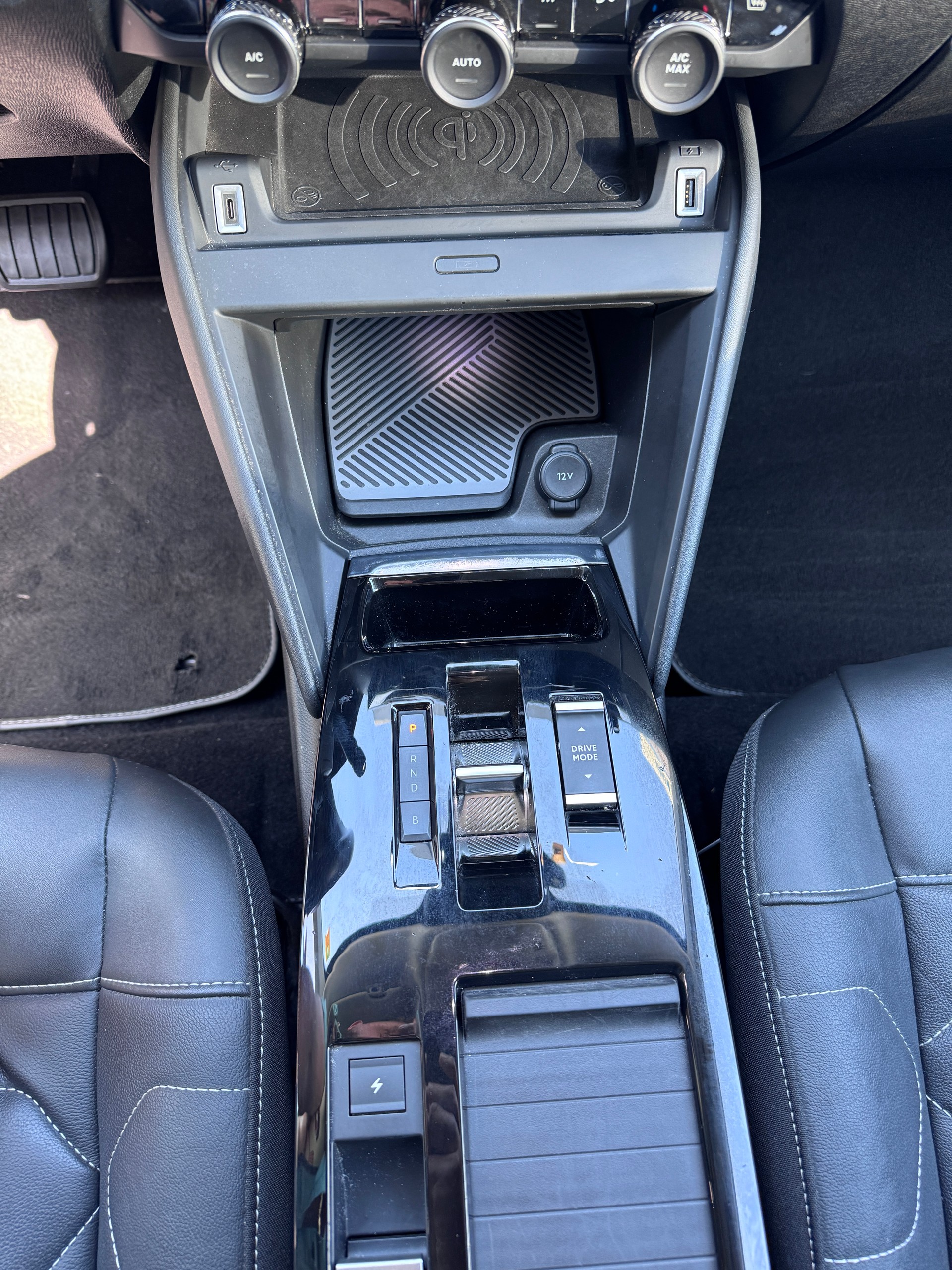 CITROEN C4 Electric Shine-image-13