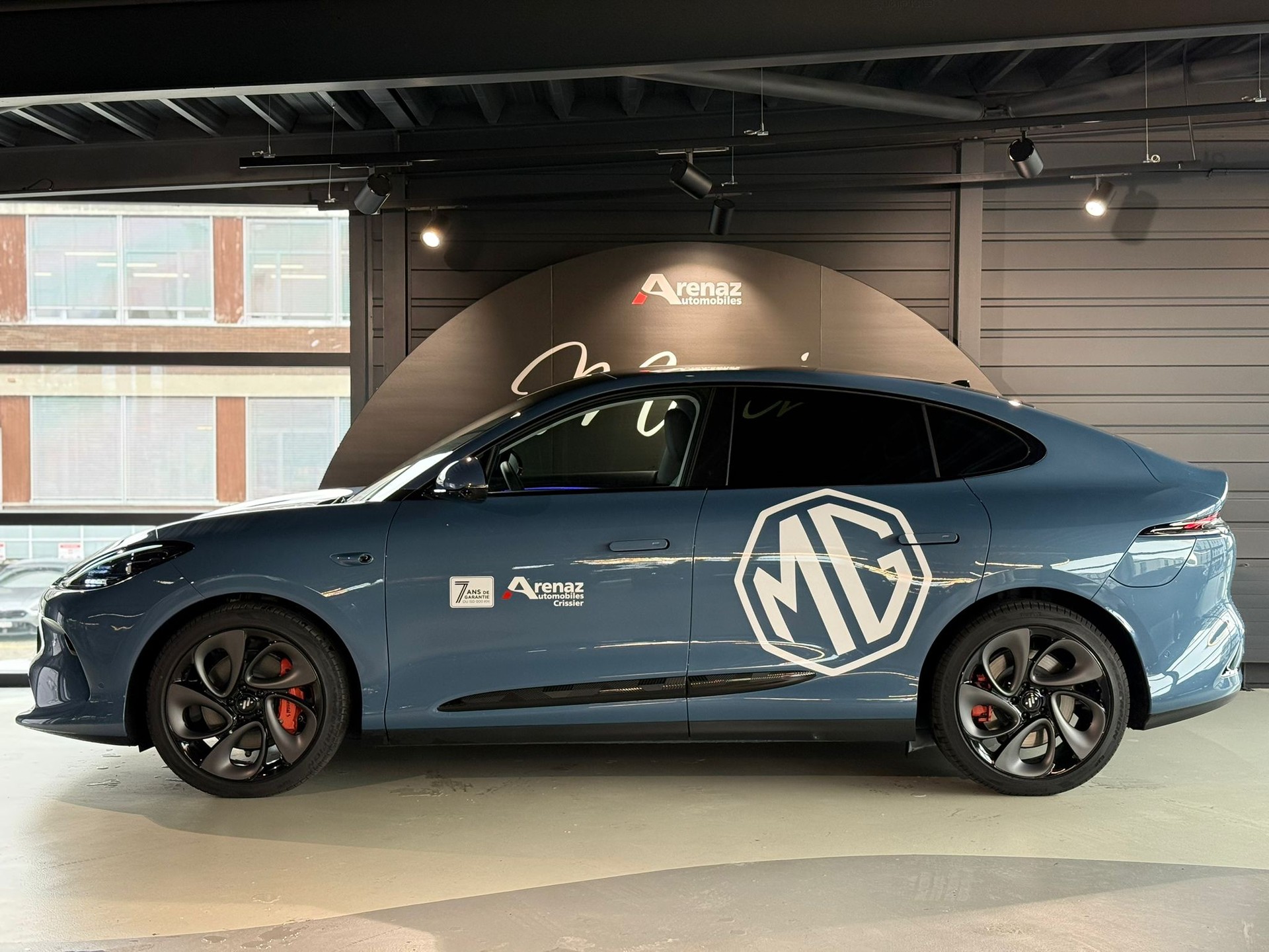 MG IM6 100kWh Performance 21" with active damping control system & air suspension-image-4