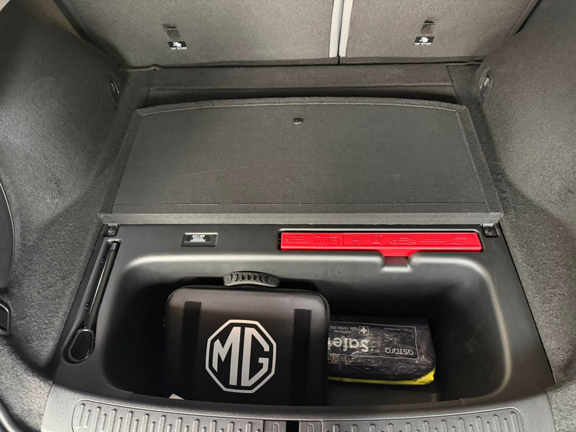 MG IM6 100kWh Performance 21" with active damping control system & air suspension-image-22