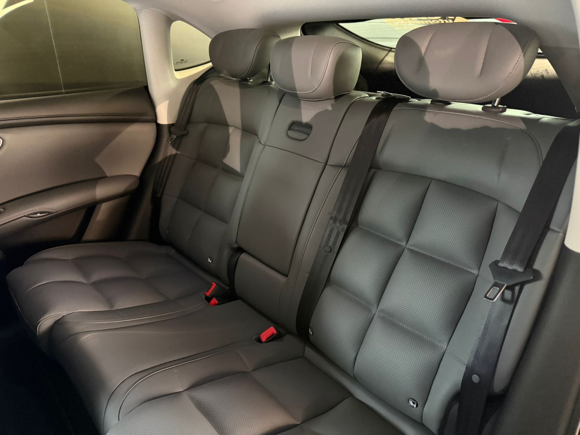 MG IM6 100kWh Performance 21" with active damping control system & air suspension-image-11