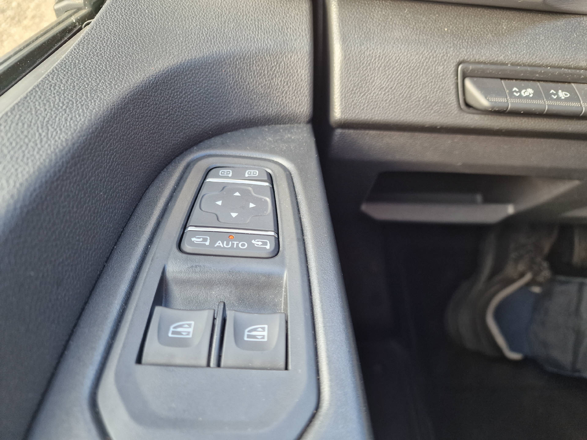 RENAULT Trafic Grand Spaceclass 2.0 dCi Blue 170 Escapade-image-30
