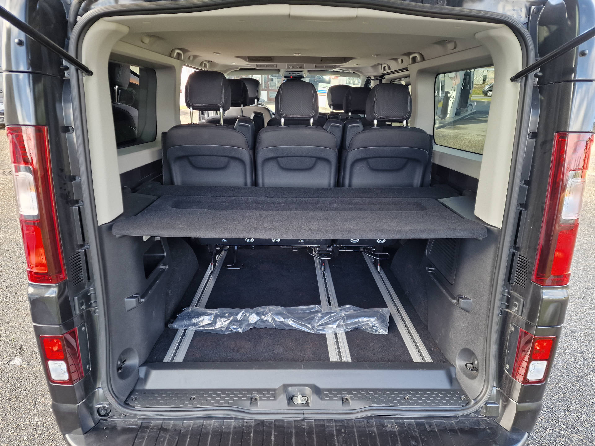 RENAULT Trafic Grand Spaceclass 2.0 dCi Blue 170 Escapade-image-16