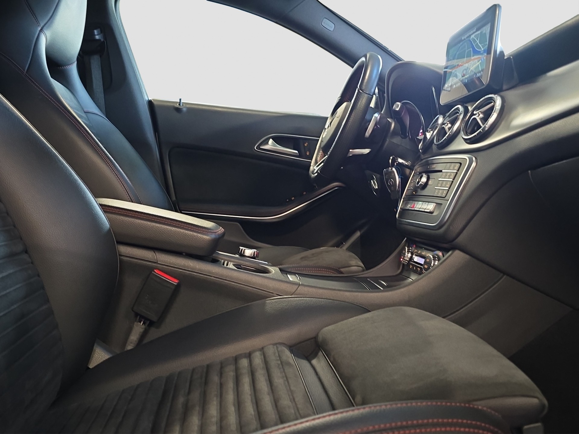 MERCEDES-BENZ CLA 200 AMG Line 7G-DCT-image-13