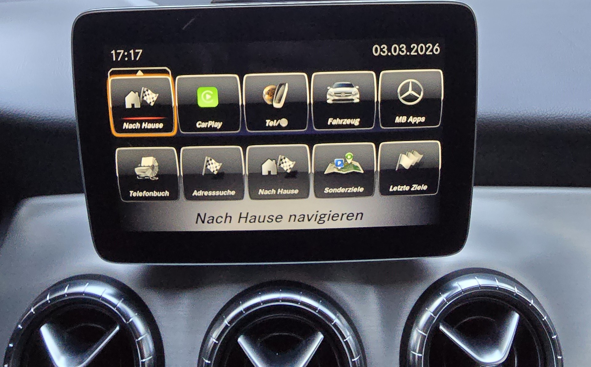 MERCEDES-BENZ CLA 200 AMG Line 7G-DCT-image-17