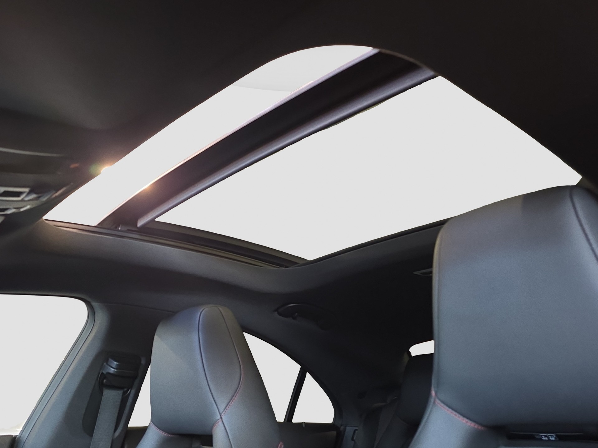 MERCEDES-BENZ CLA 200 AMG Line 7G-DCT-image-9