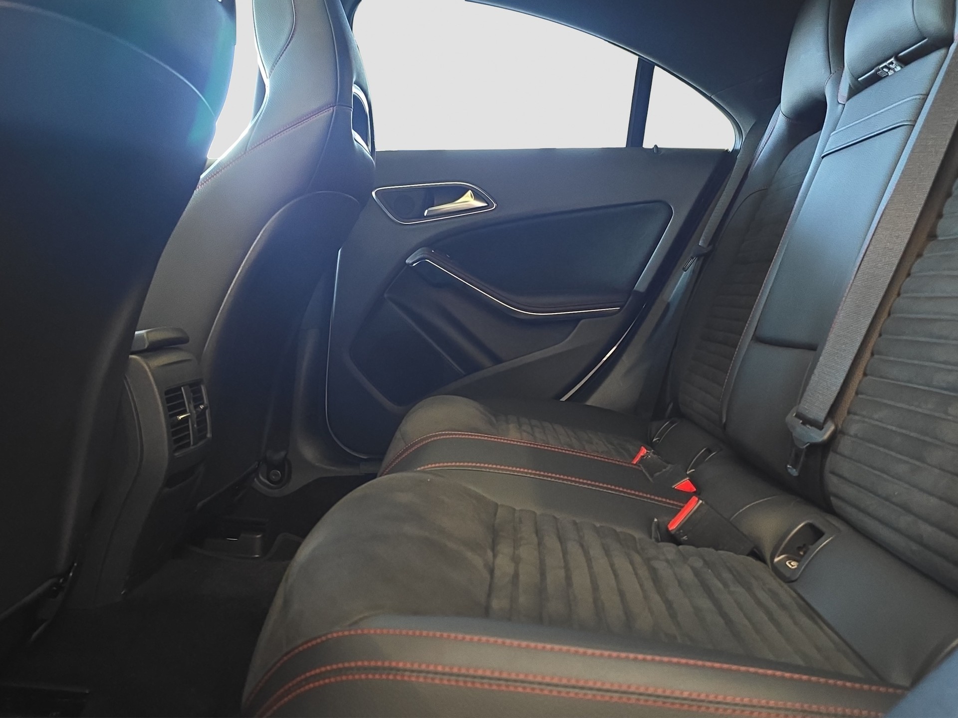 MERCEDES-BENZ CLA 200 AMG Line 7G-DCT-image-14