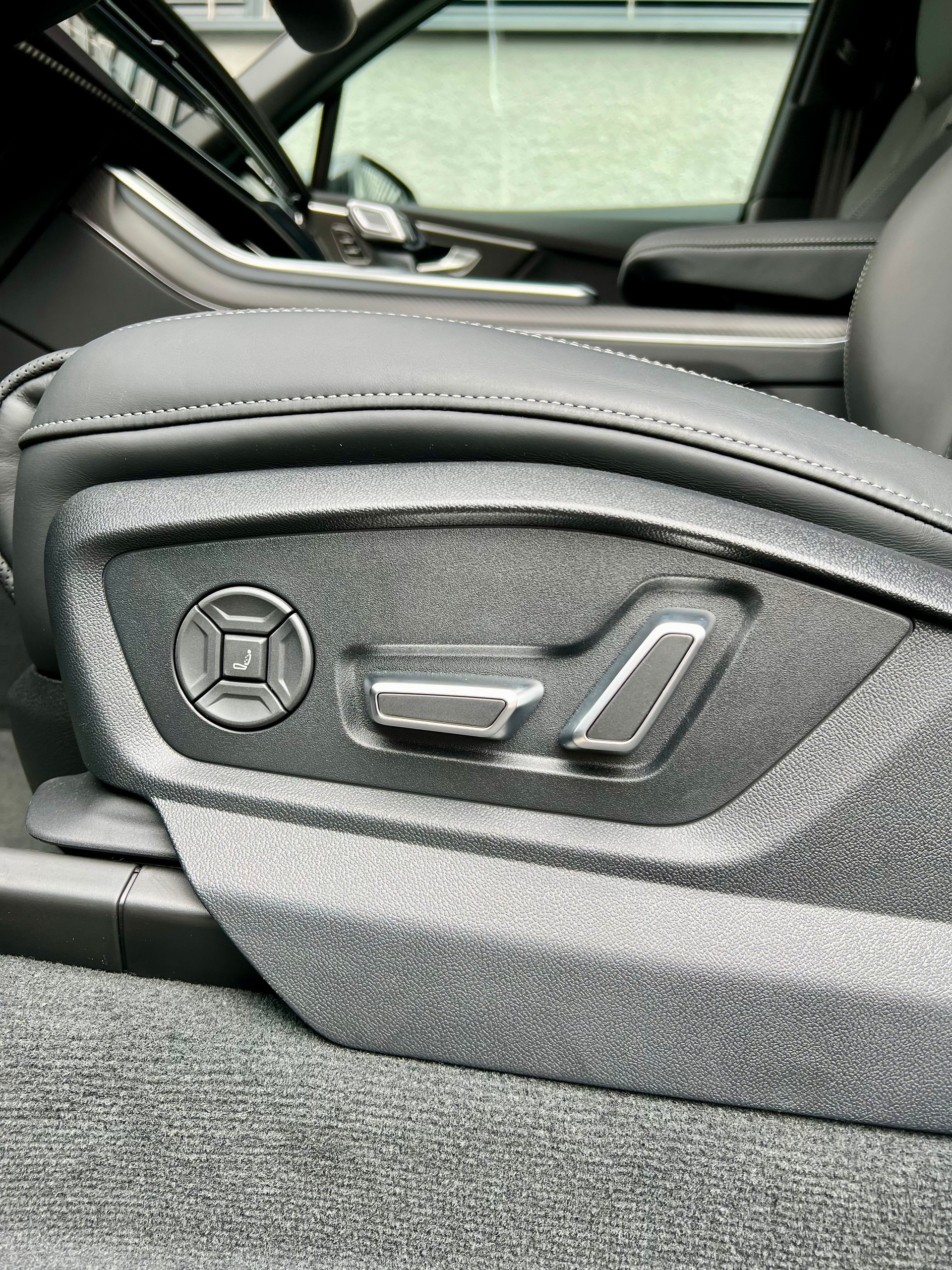 AUDI SQ7 TFSI quattro tiptronic-image-13