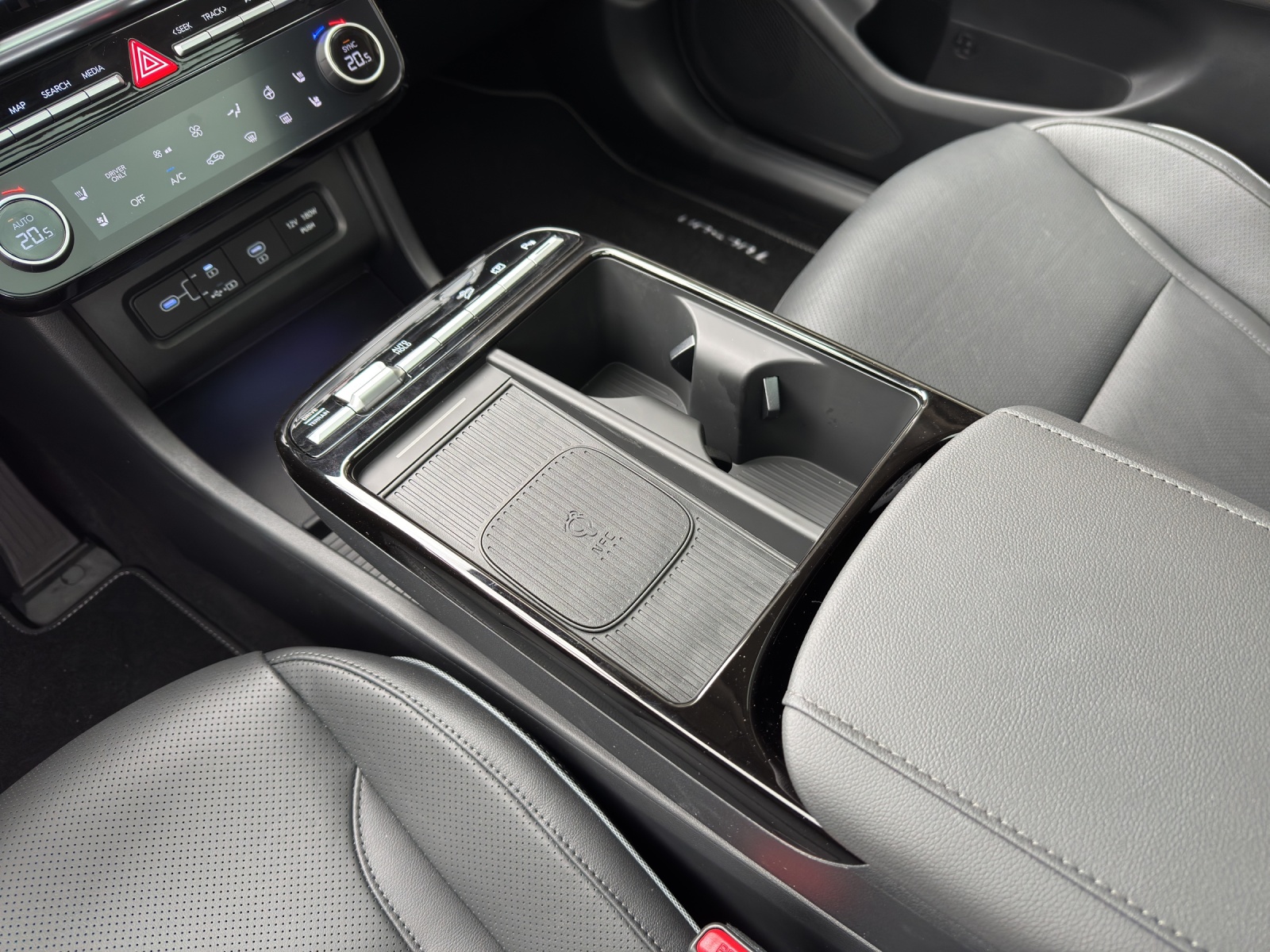 HYUNDAI Tucson 1.6 T-GDi HEV Vertex Swiss Edition 4WD MY26-image-10