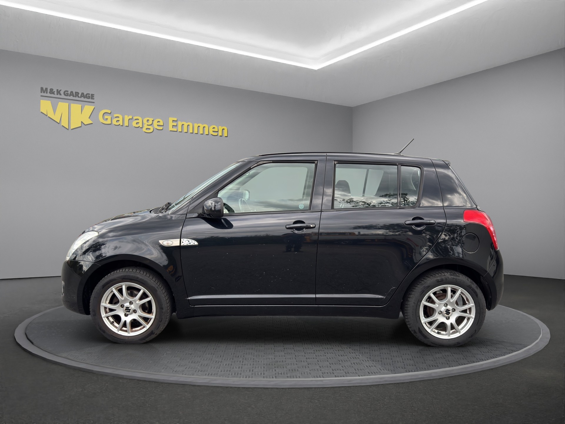 SUZUKI Swift 1.3i 16V GL Top 4x4-showroom-element-1