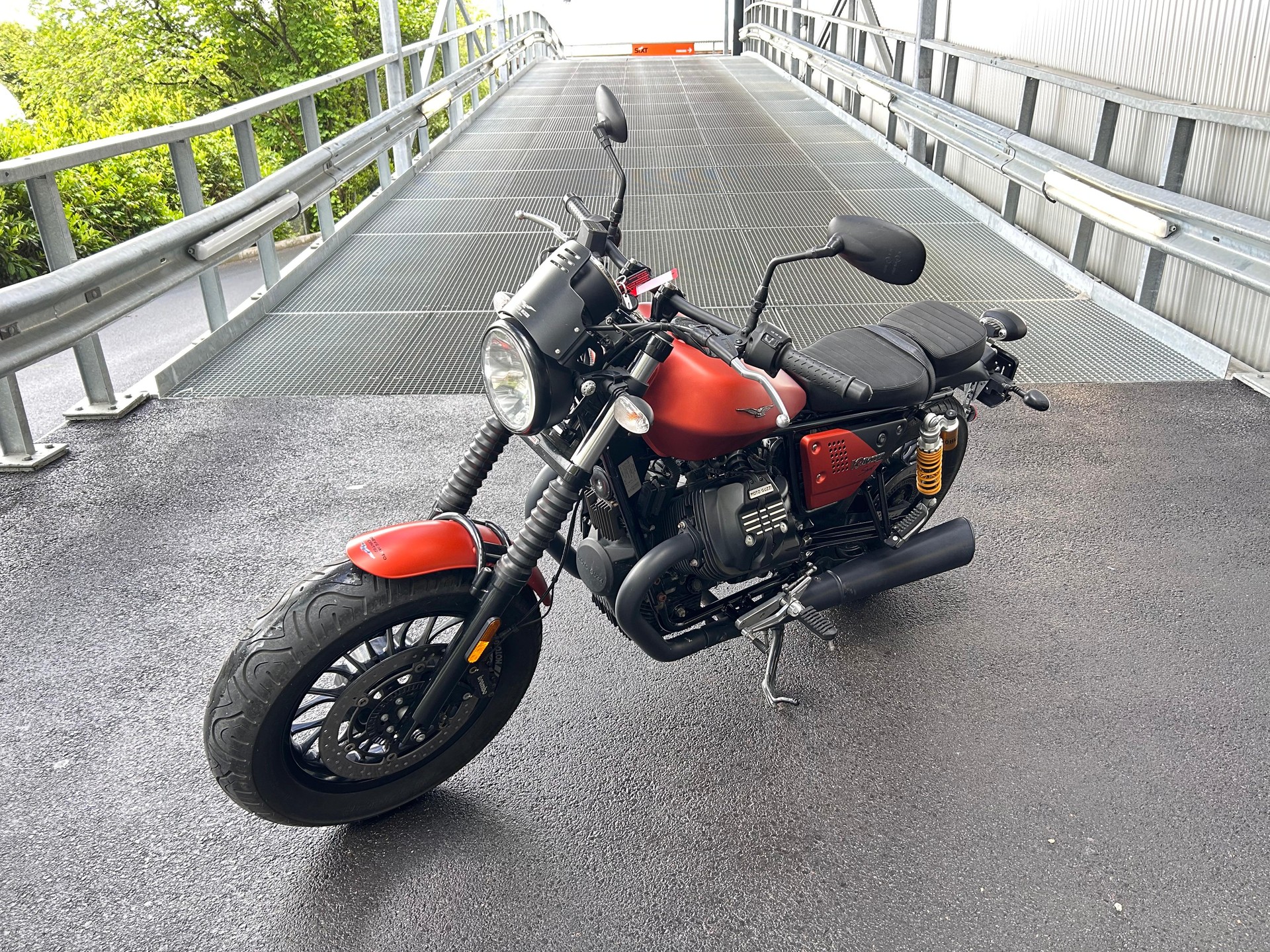 MOTO GUZZI V9 Bobber Sport 850 ABS-image-1