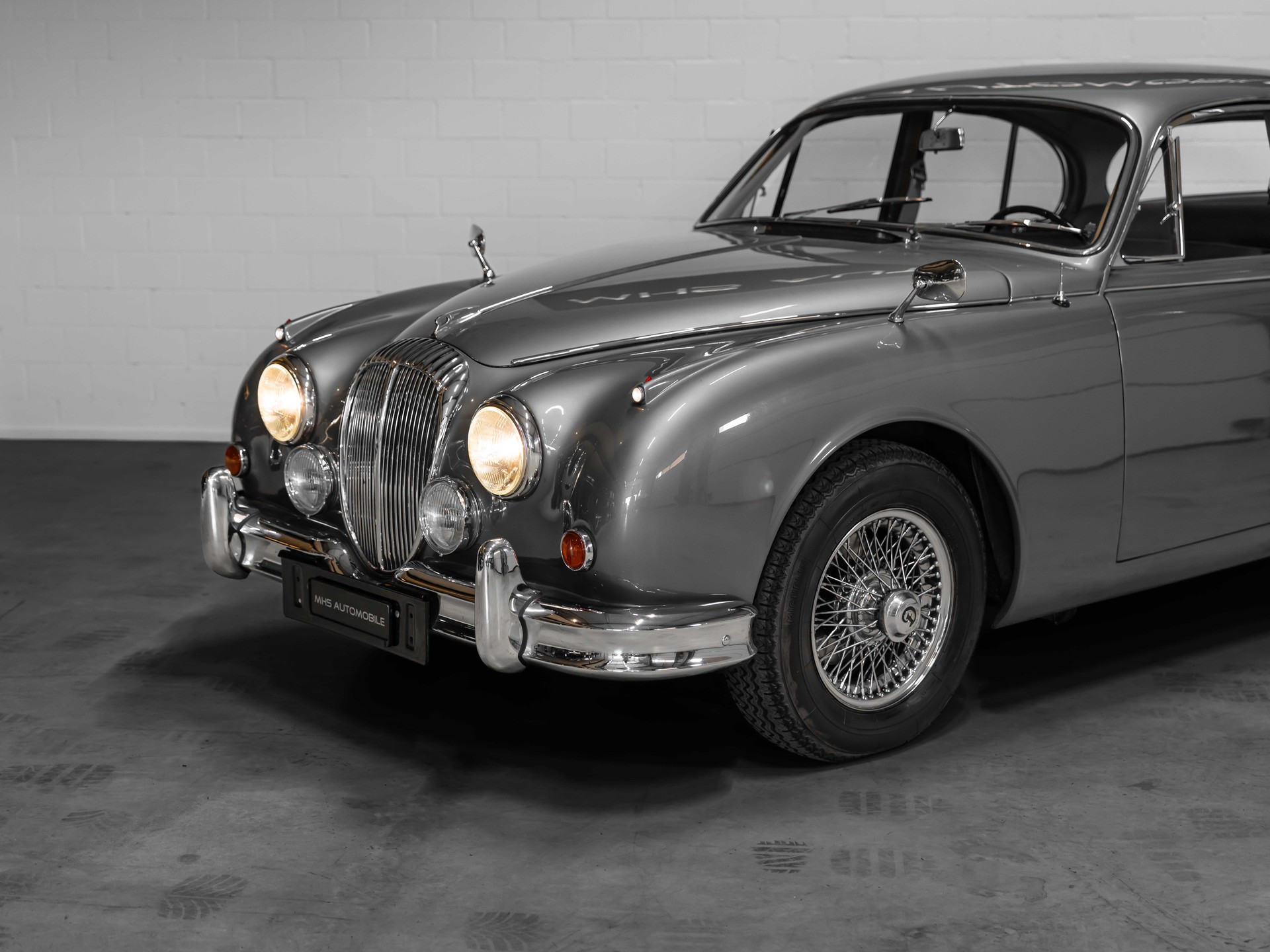 DAIMLER 2 1/2 Litre V8 Saloon-image-15