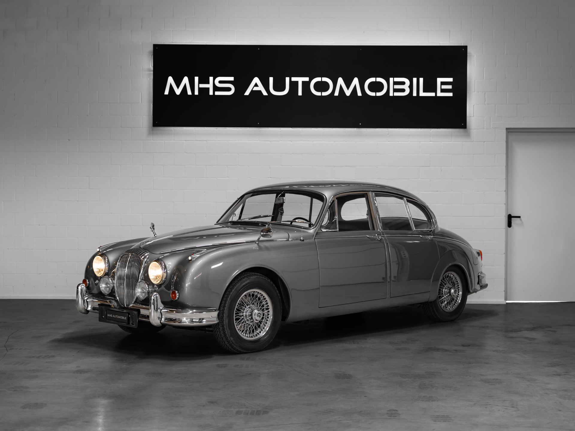 DAIMLER 2 1/2 Litre V8 Saloon