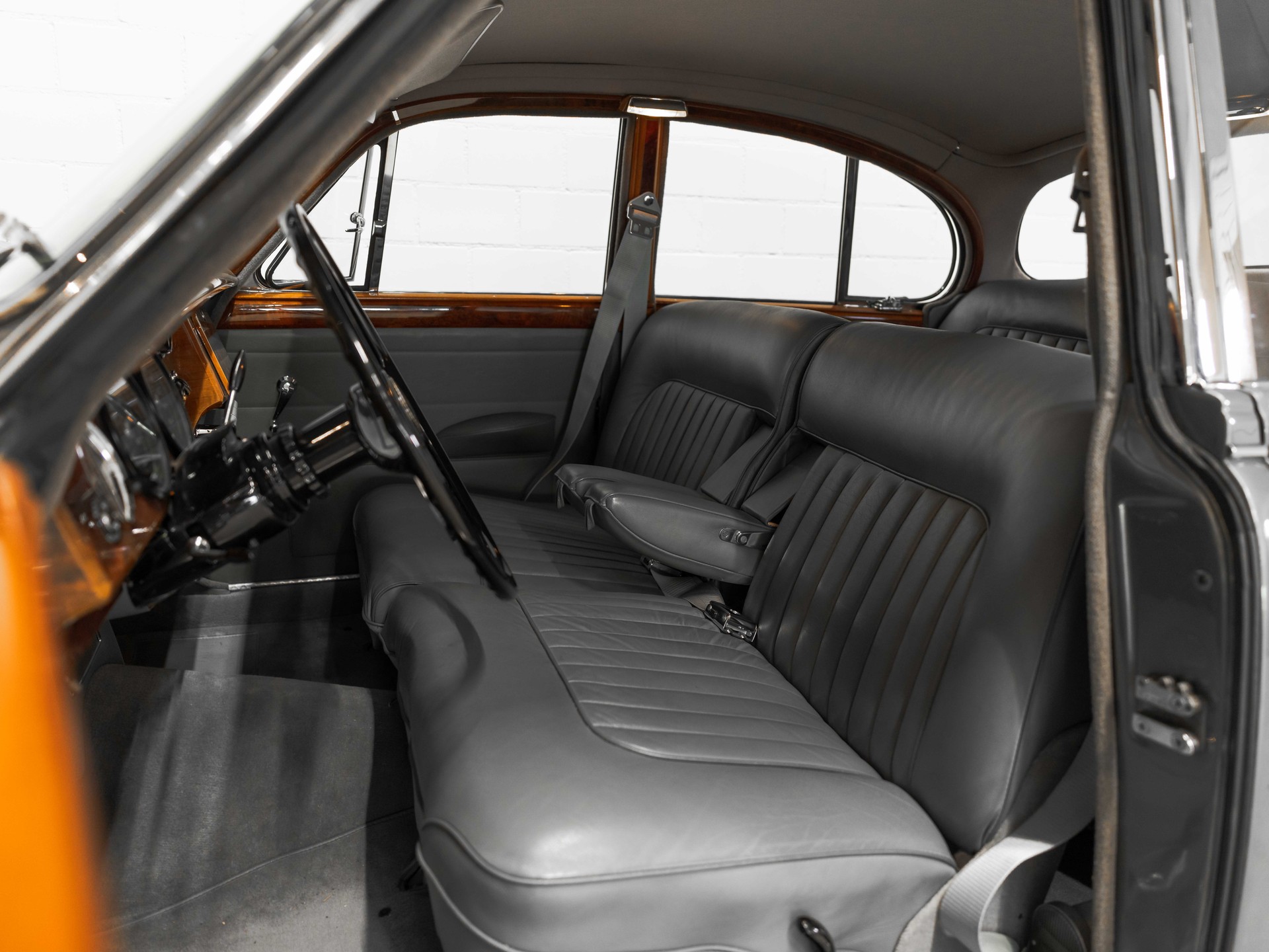 DAIMLER 2 1/2 Litre V8 Saloon-image-10