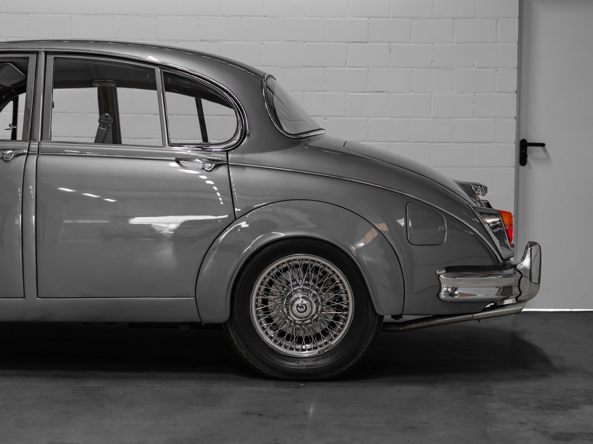 DAIMLER 2 1/2 Litre V8 Saloon-image-21