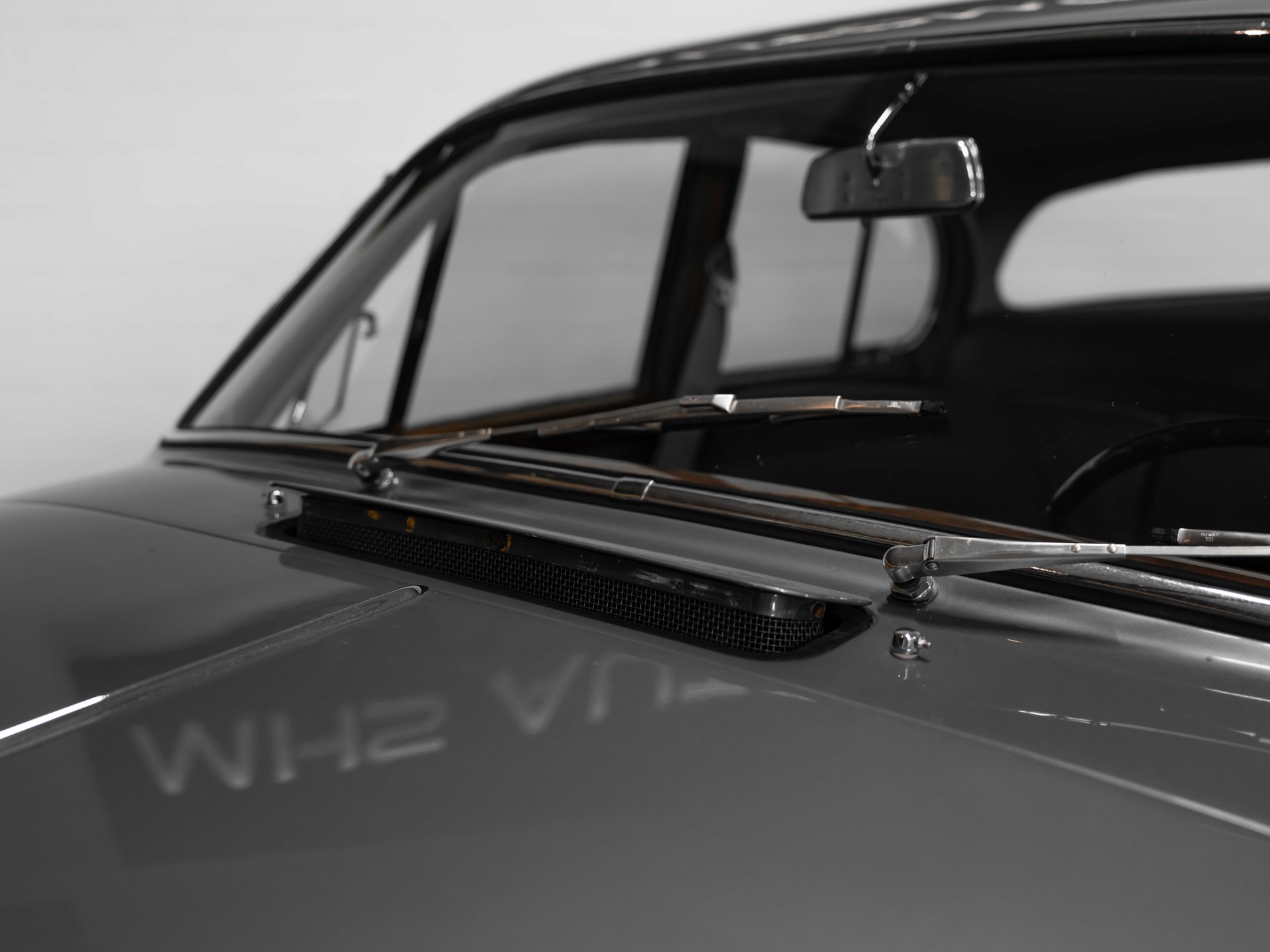 DAIMLER 2 1/2 Litre V8 Saloon-image-18