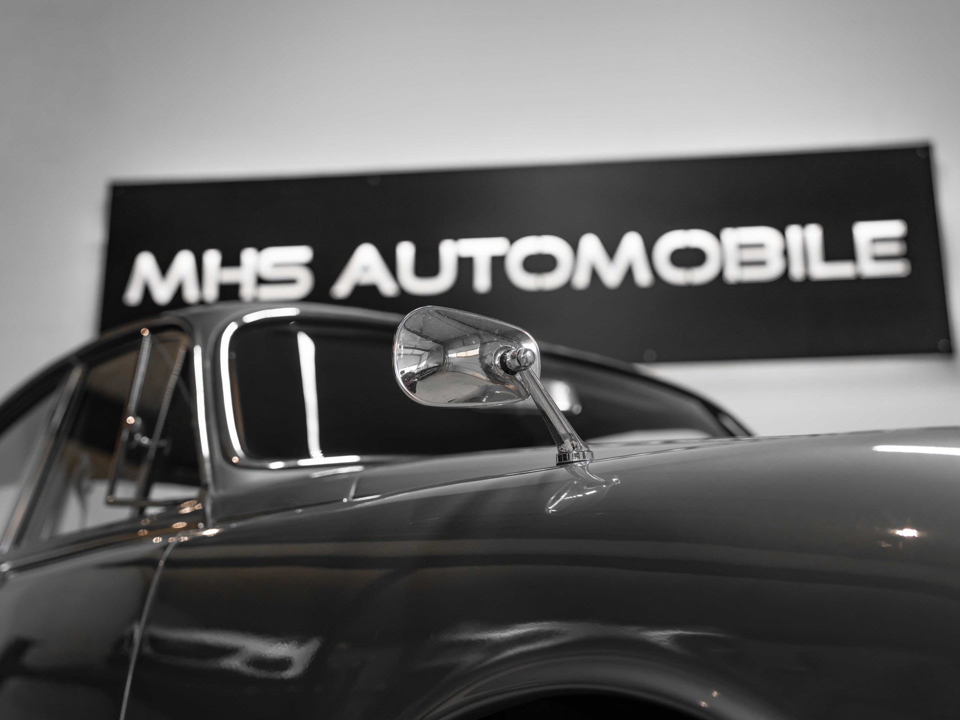 DAIMLER 2 1/2 Litre V8 Saloon-image-25