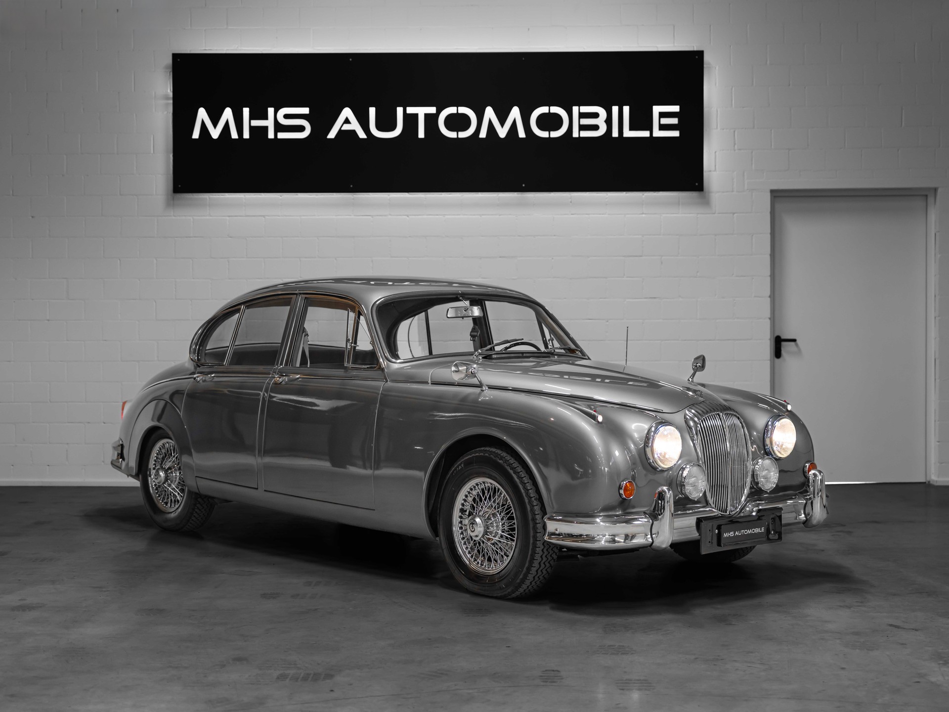 DAIMLER 2 1/2 Litre V8 Saloon-image-5