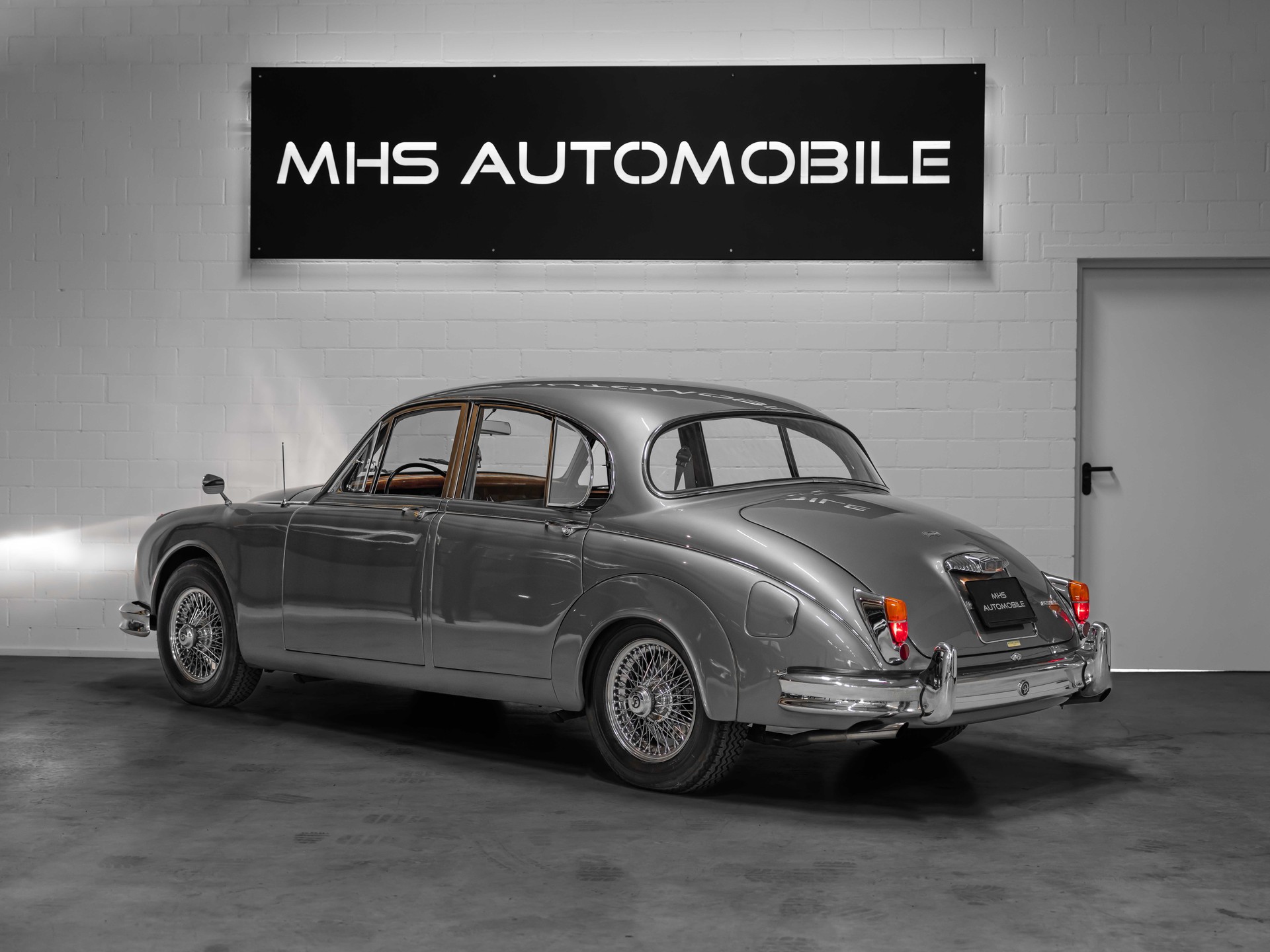 DAIMLER 2 1/2 Litre V8 Saloon-showroom-element-2