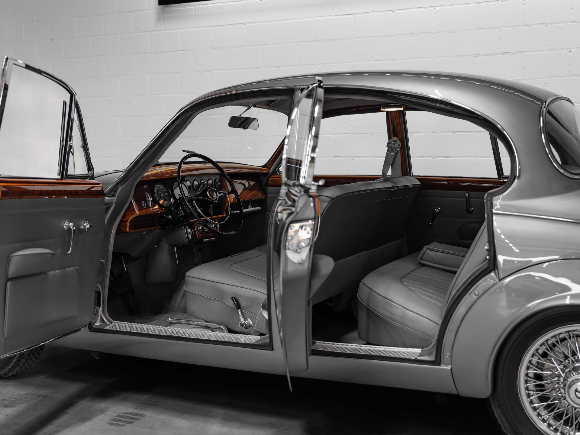 DAIMLER 2 1/2 Litre V8 Saloon-image-7
