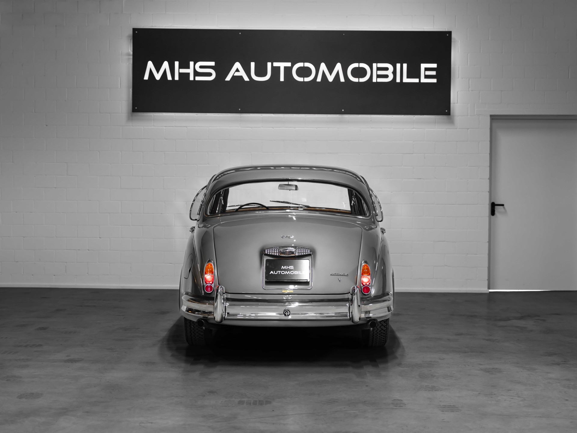 DAIMLER 2 1/2 Litre V8 Saloon-showroom-element-3