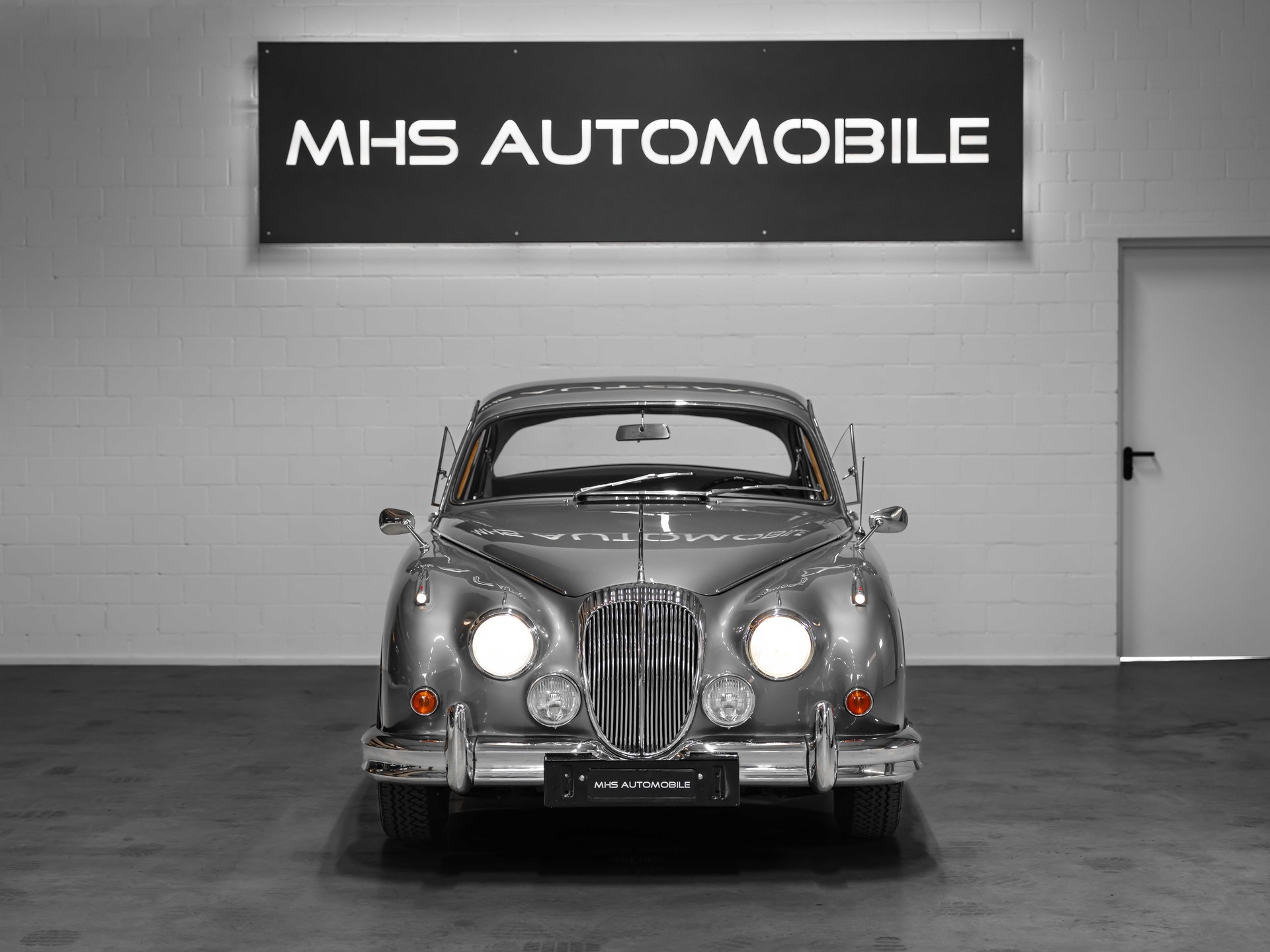 DAIMLER 2 1/2 Litre V8 Saloon-image-6