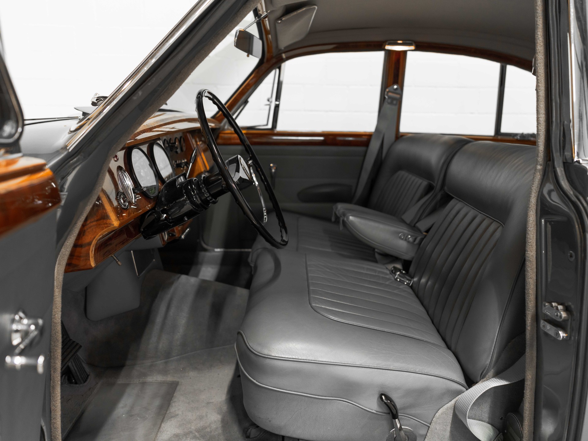 DAIMLER 2 1/2 Litre V8 Saloon-image-9