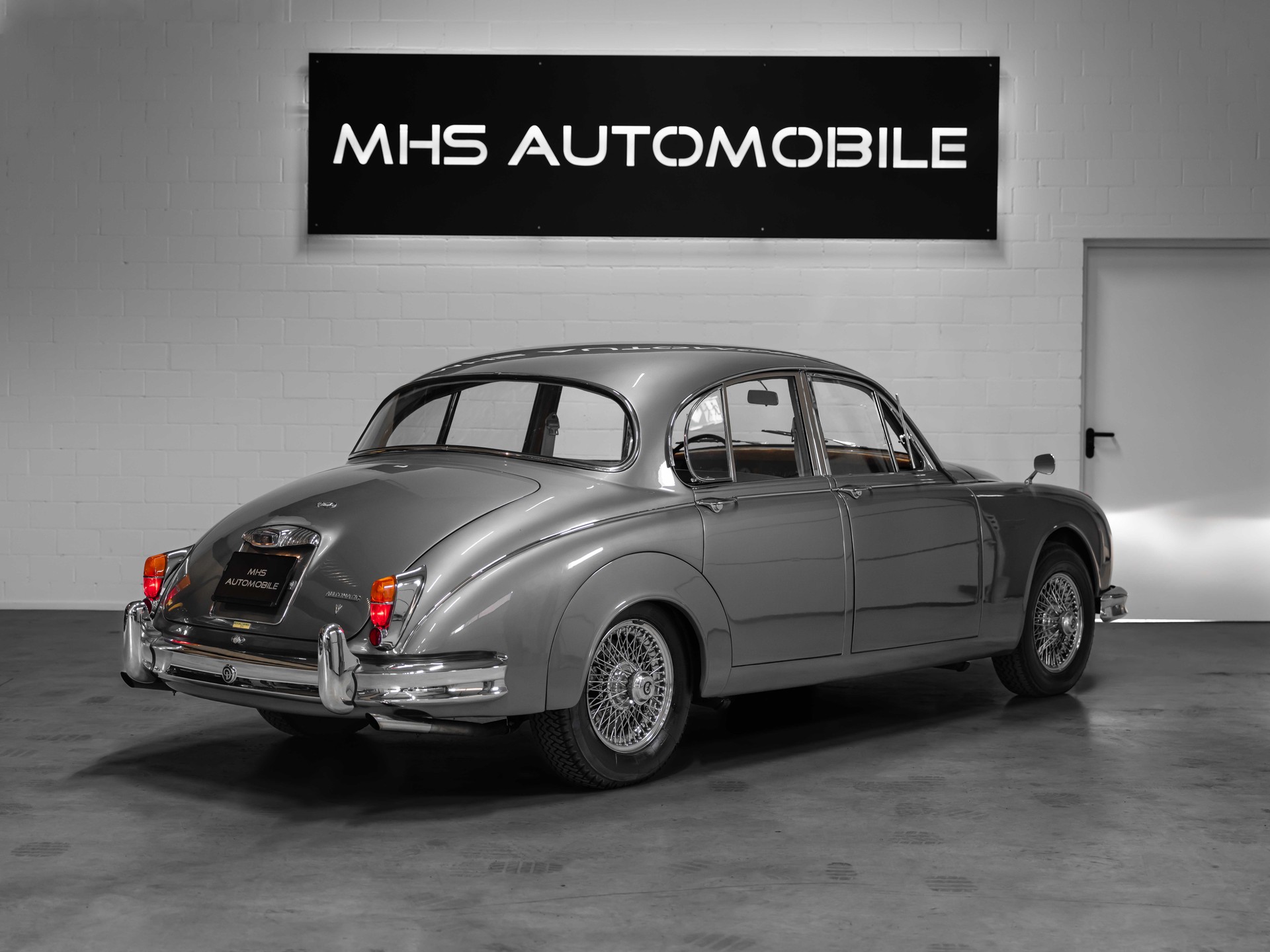 DAIMLER 2 1/2 Litre V8 Saloon-image-4