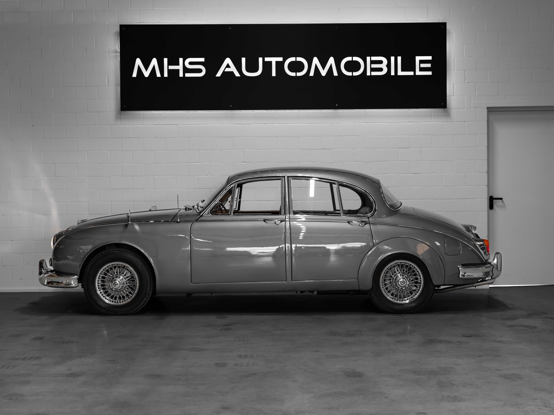 DAIMLER 2 1/2 Litre V8 Saloon-showroom-element-1