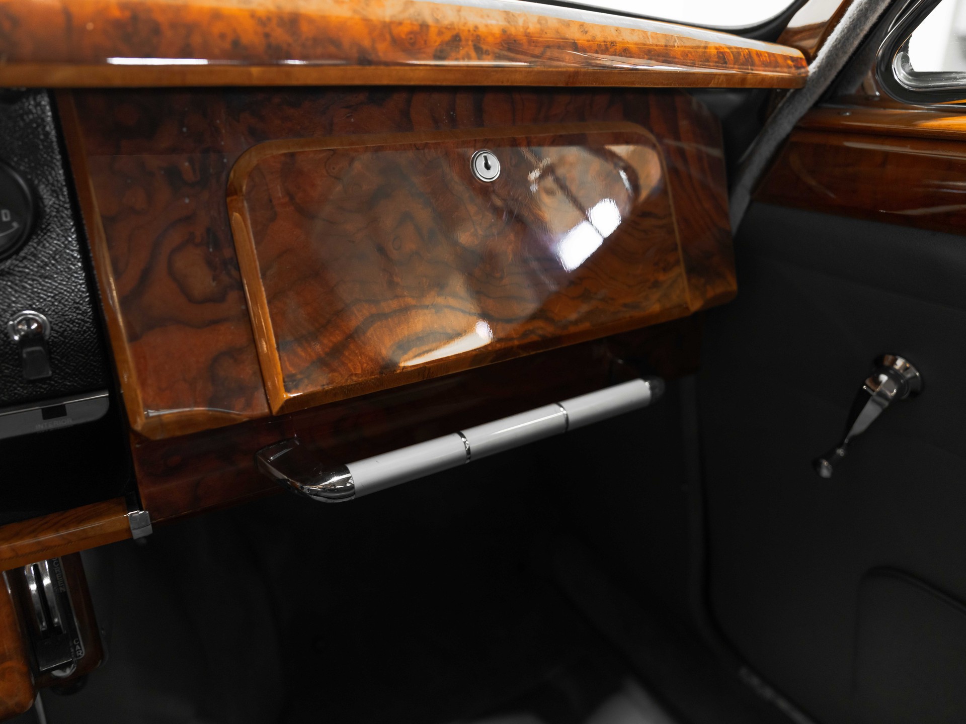 DAIMLER 2 1/2 Litre V8 Saloon-image-32