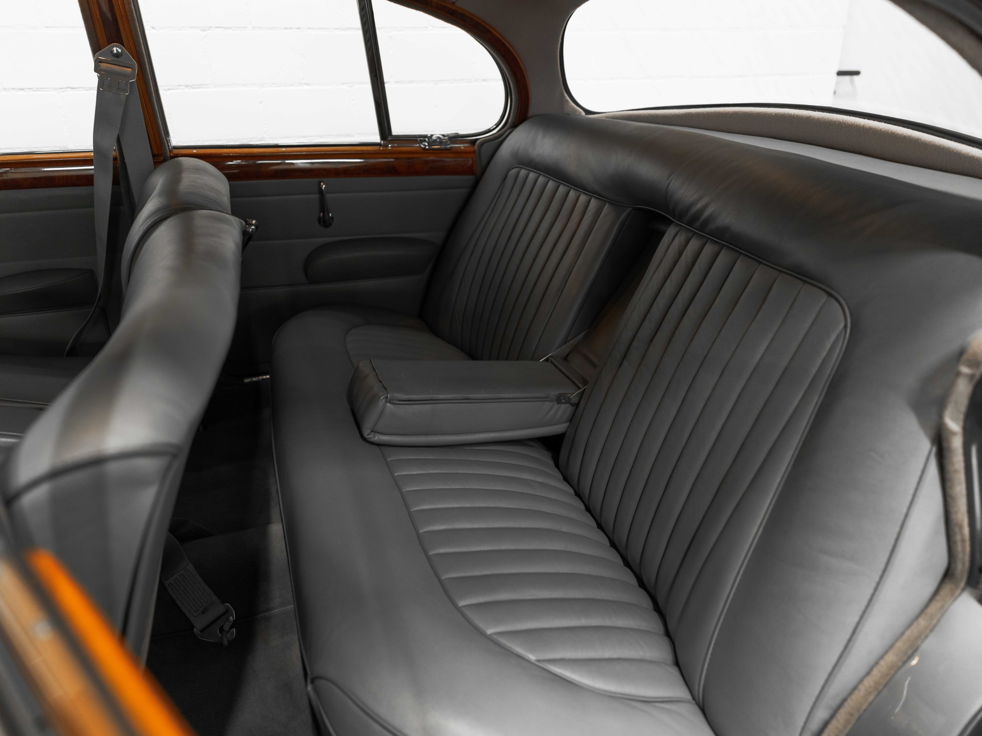 DAIMLER 2 1/2 Litre V8 Saloon-image-13