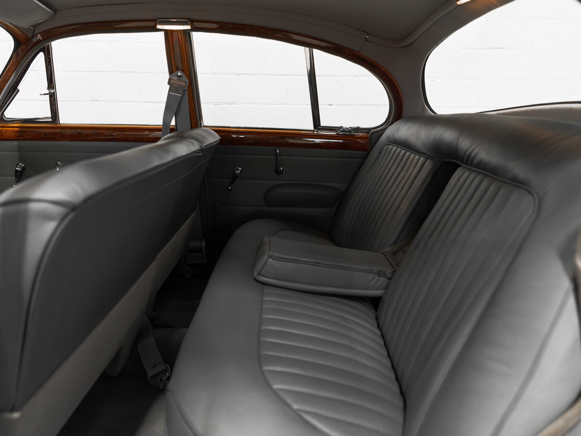 DAIMLER 2 1/2 Litre V8 Saloon-image-12