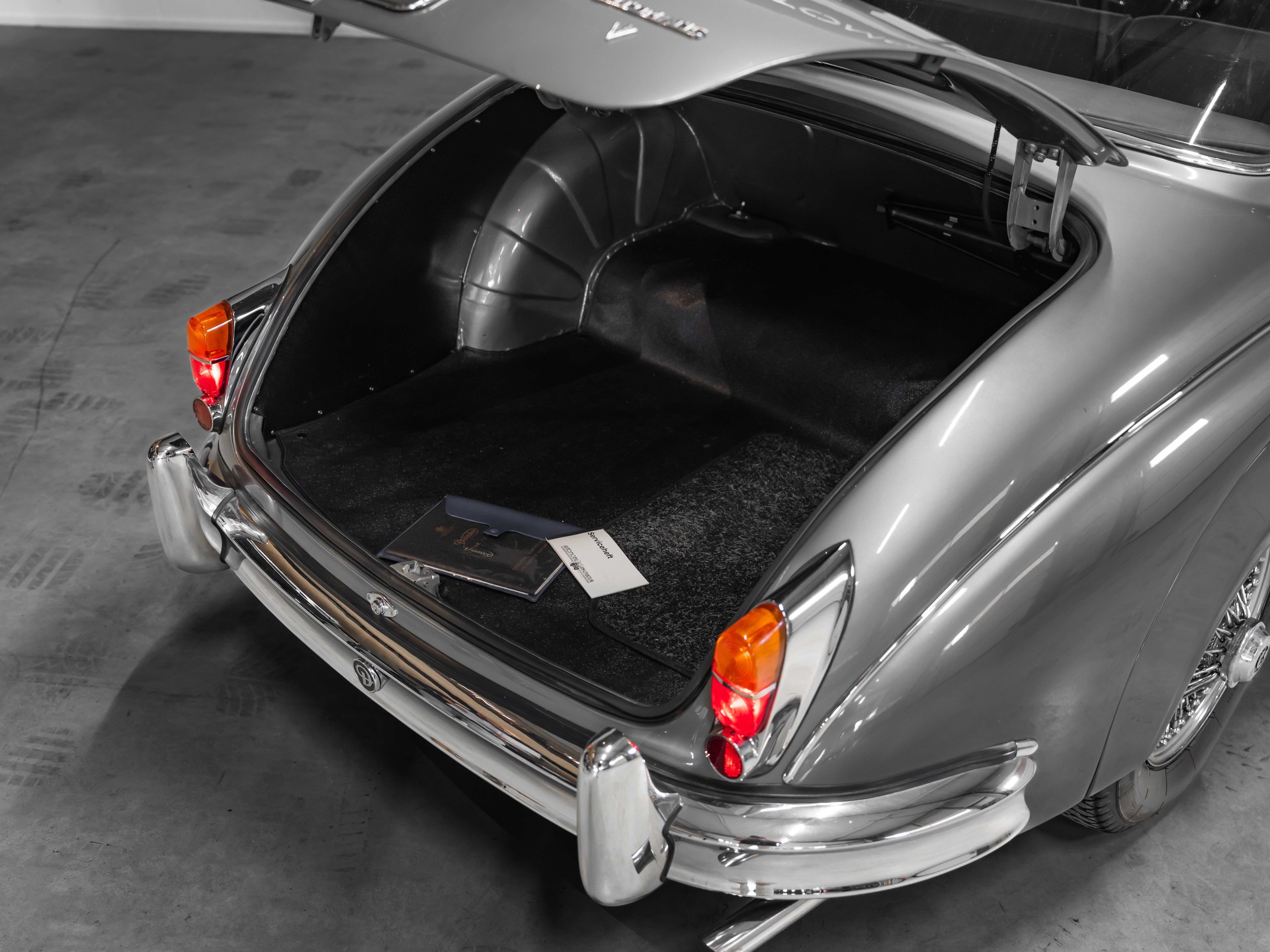 DAIMLER 2 1/2 Litre V8 Saloon-image-26
