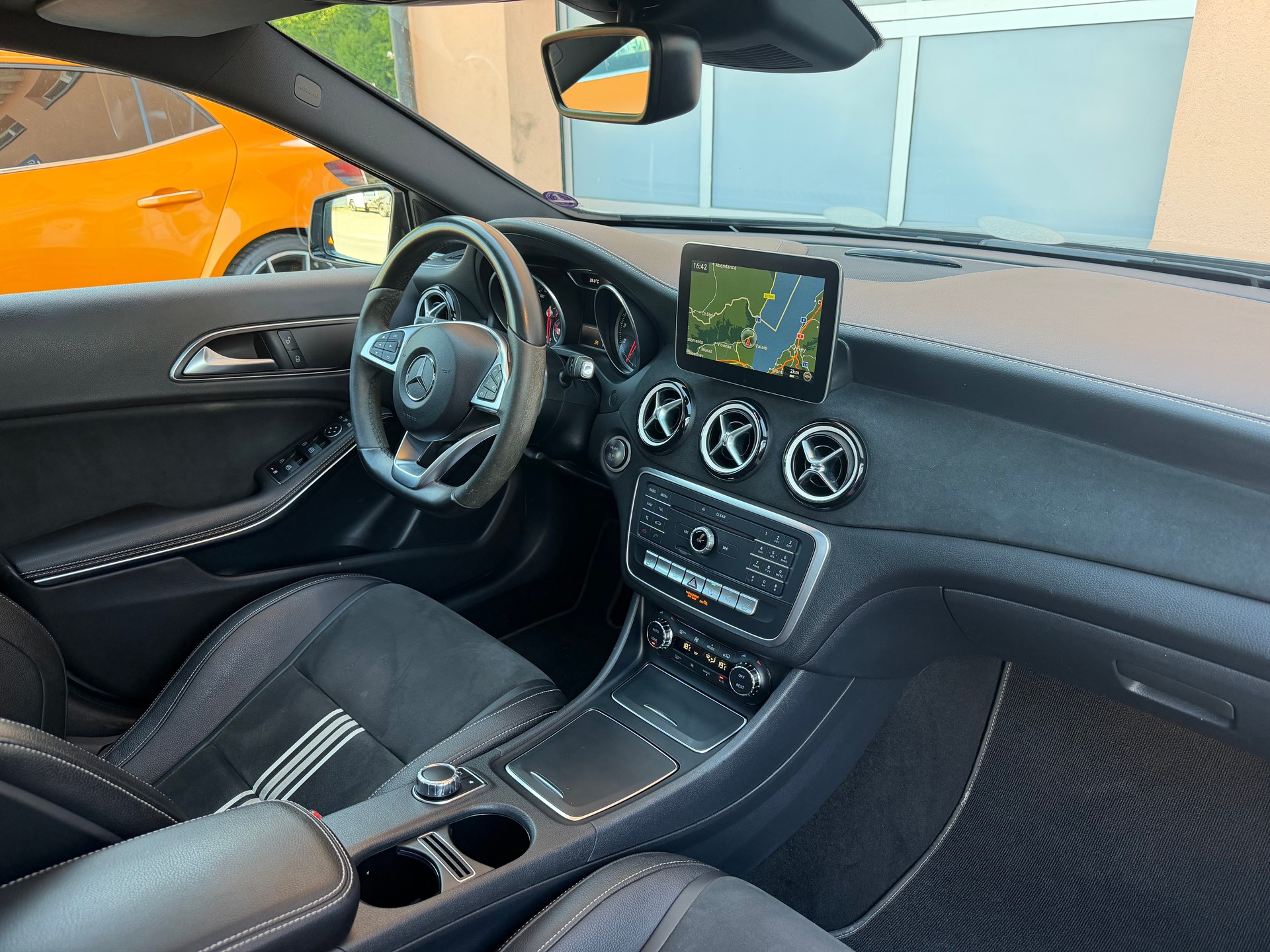 MERCEDES-BENZ A 250 Edition AMG line 4Matic 7G-DCT-image-12