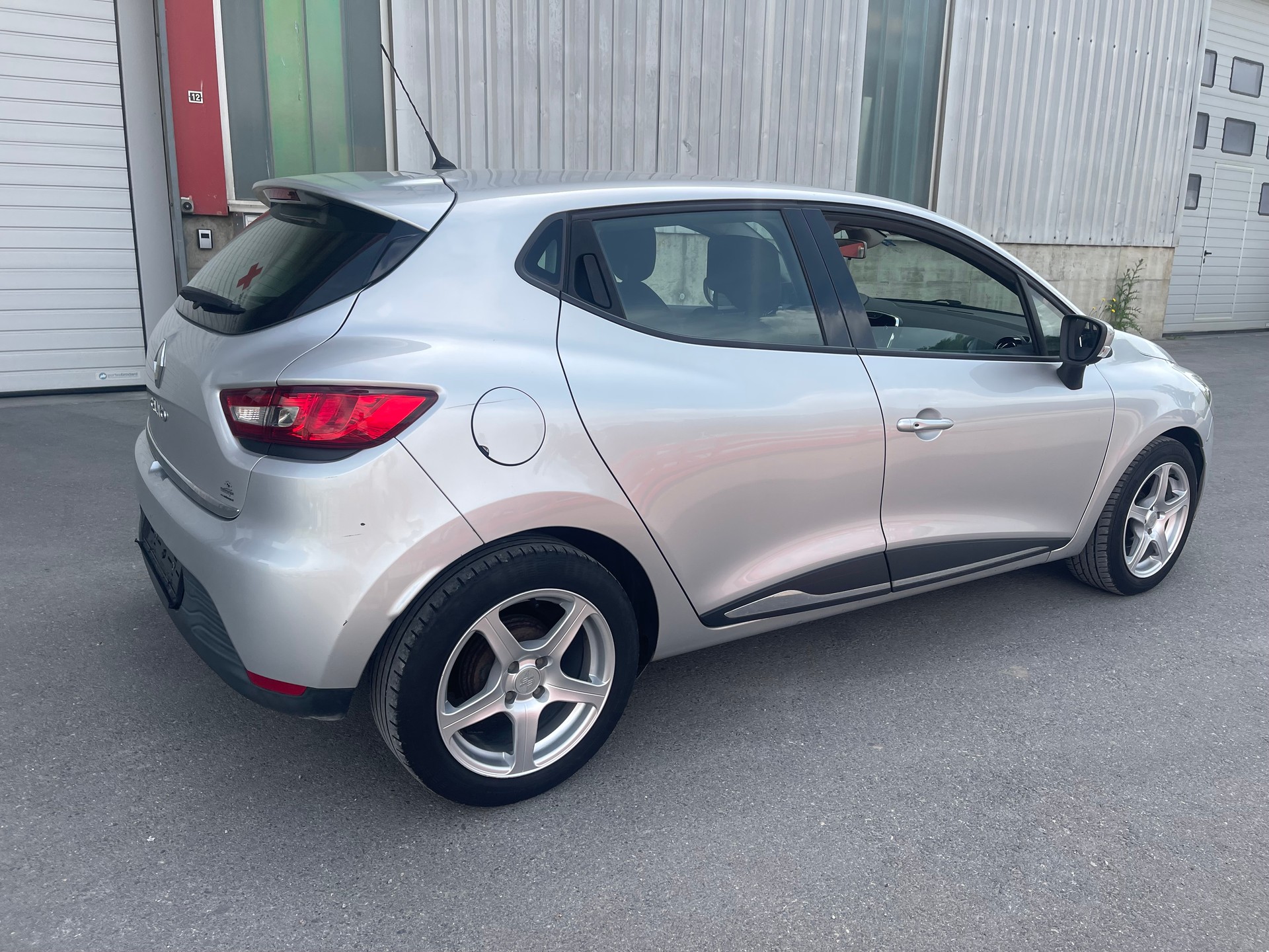 RENAULT Clio 1.2 16V Authentique-image-8