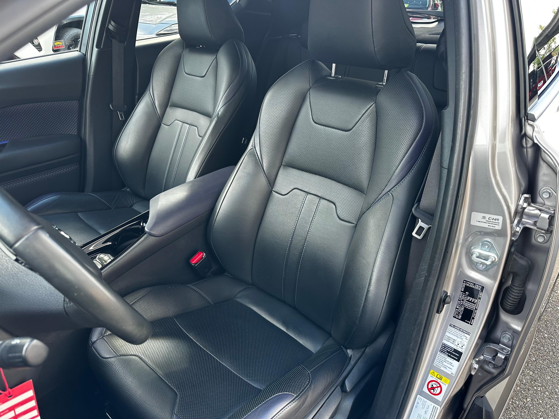 TOYOTA C-HR 1.8 VVTi HSD First Edition-image-9