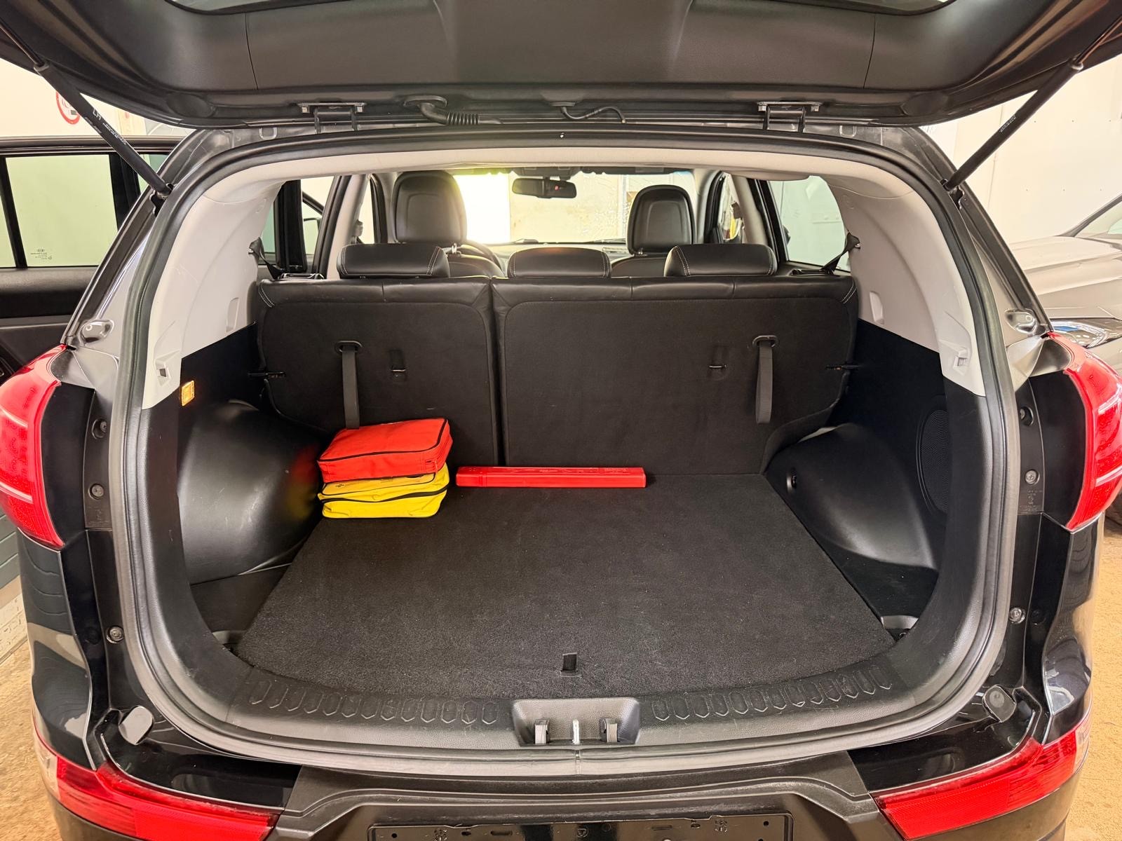 KIA Sportage 2.0 CRDi Style 4WD Automatic-image-9
