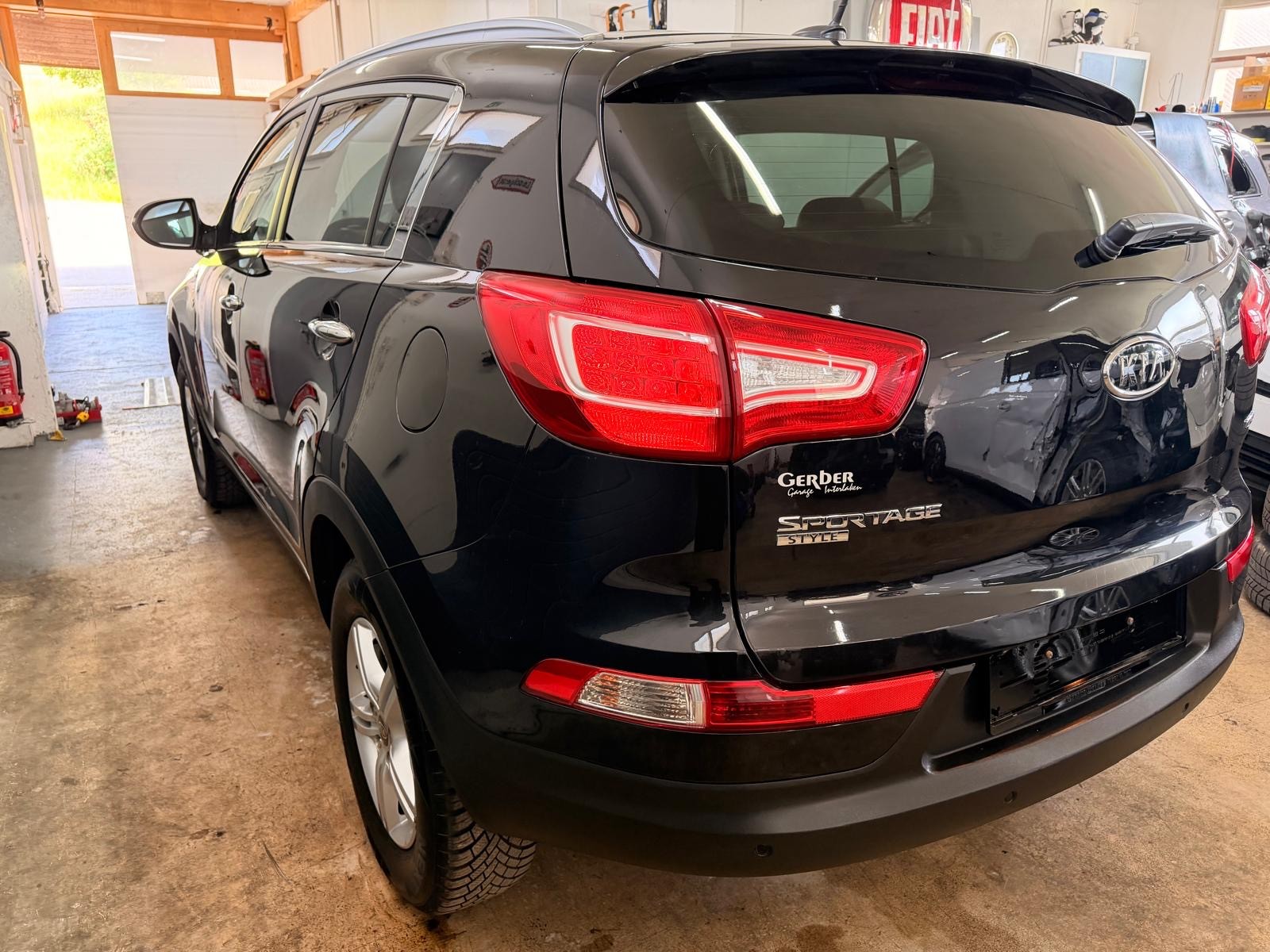 KIA Sportage 2.0 CRDi Style 4WD Automatic-image-2