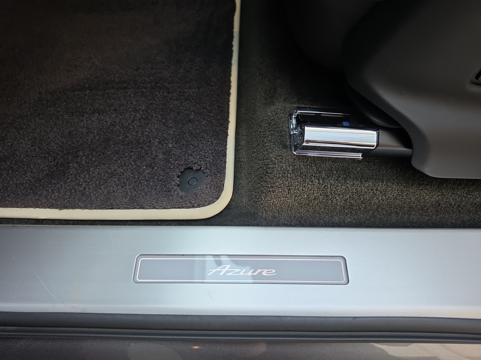 BENTLEY Bentayga Azure V8-image-16