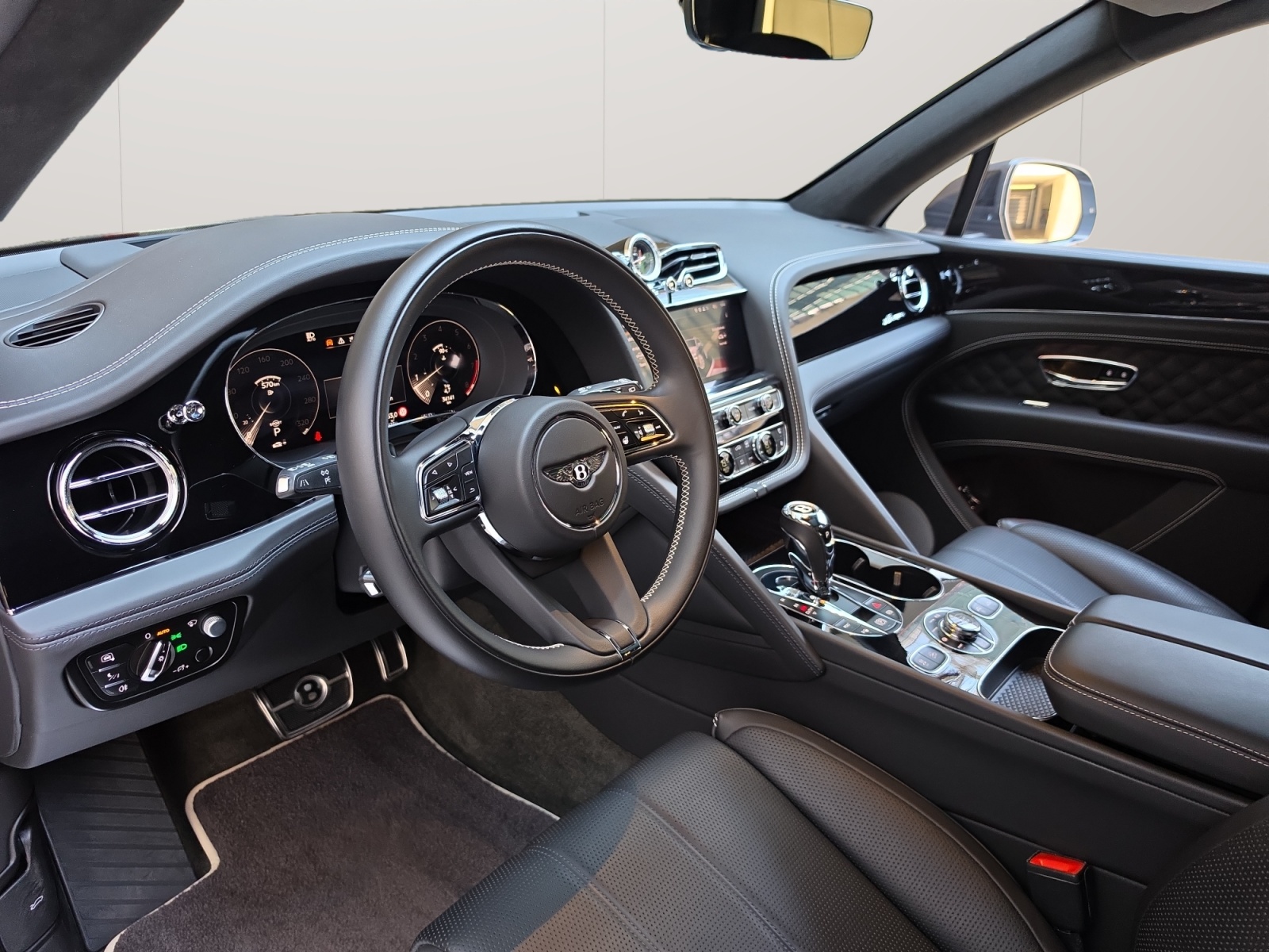 BENTLEY Bentayga Azure V8-showroom-element-3