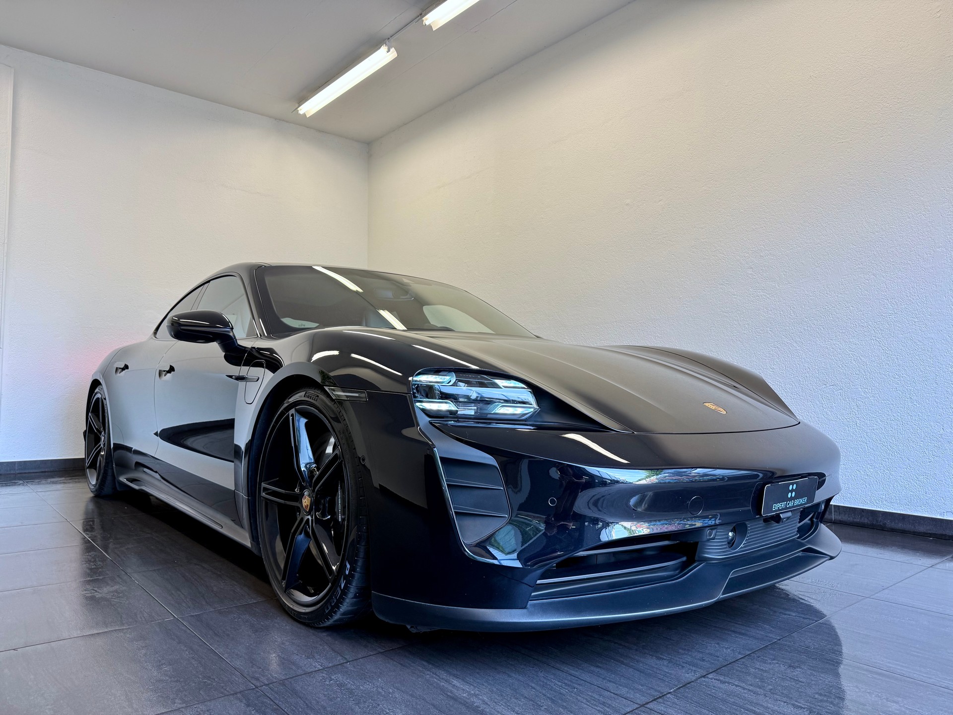 PORSCHE Taycan 4S "ALL BLACK"-showroom-element-2