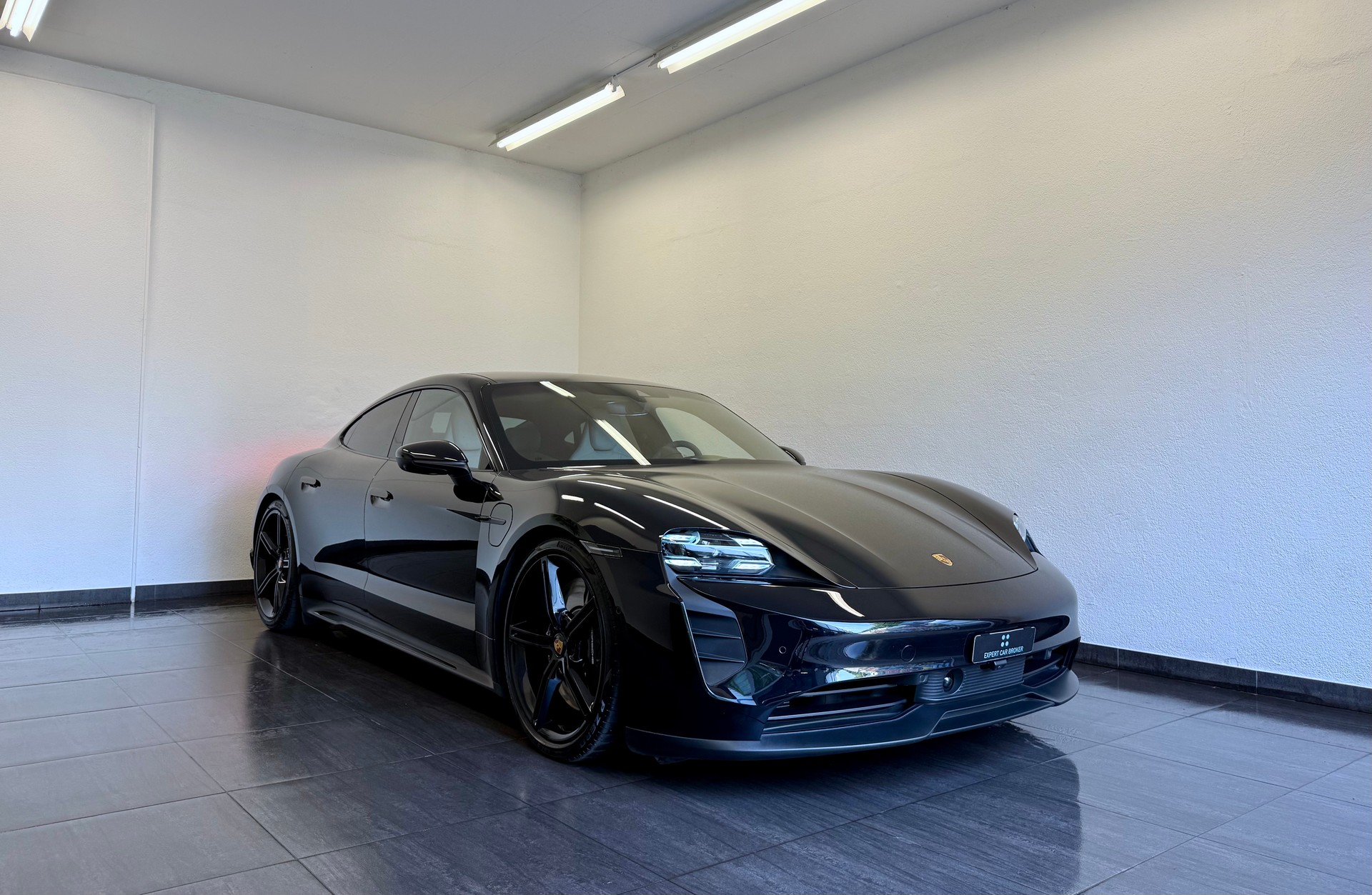 PORSCHE Taycan 4S "ALL BLACK"-showroom-element-1