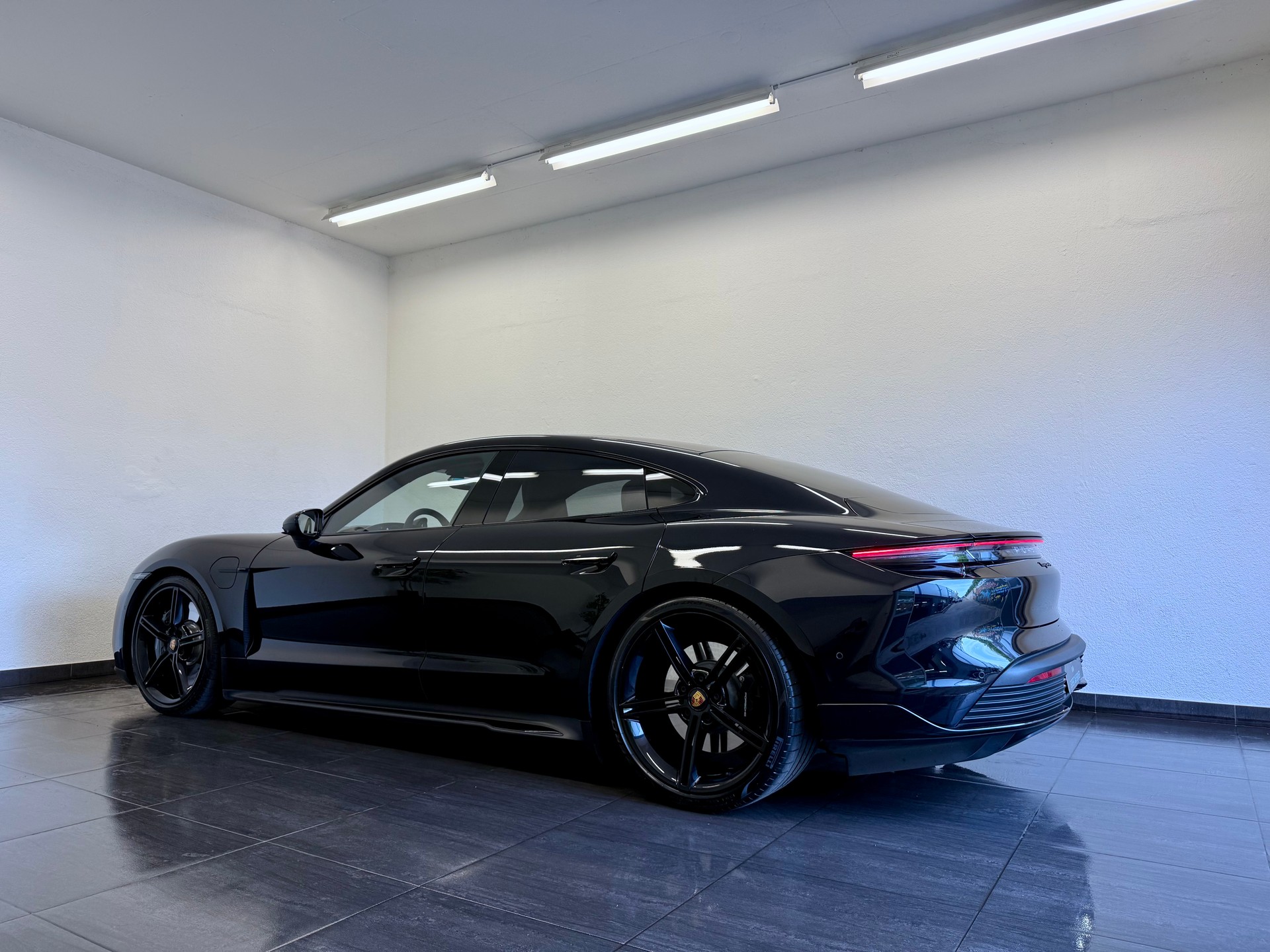 PORSCHE Taycan 4S "ALL BLACK"-image-9