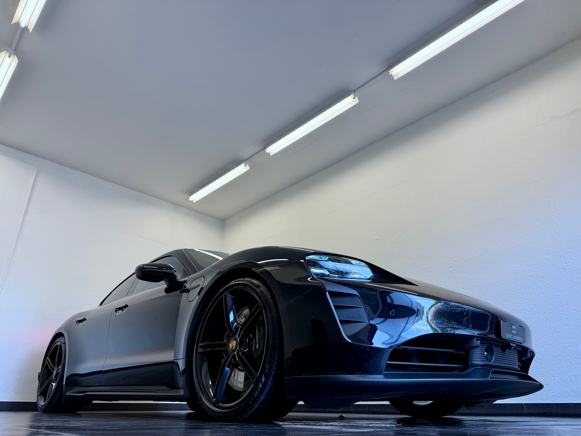 PORSCHE Taycan 4S "ALL BLACK"-showroom-element-3