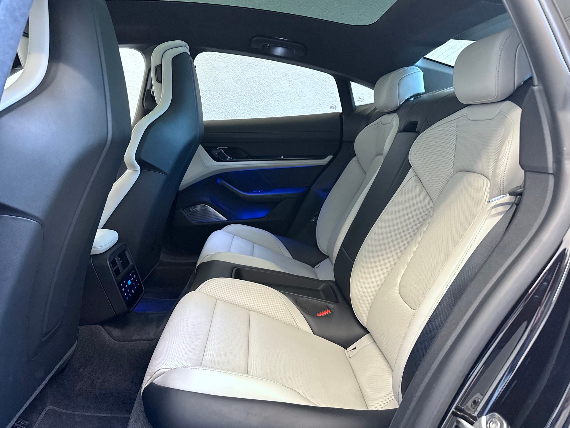 PORSCHE Taycan 4S "ALL BLACK"-image-18