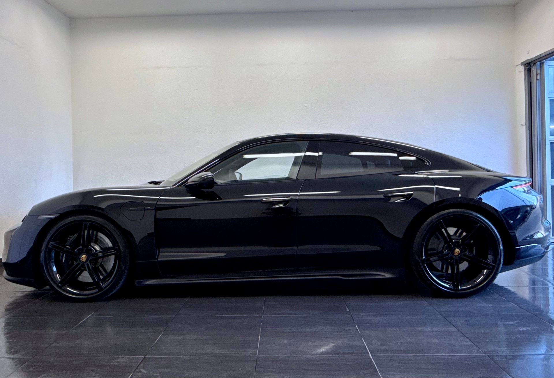 PORSCHE Taycan 4S "ALL BLACK"-image-7