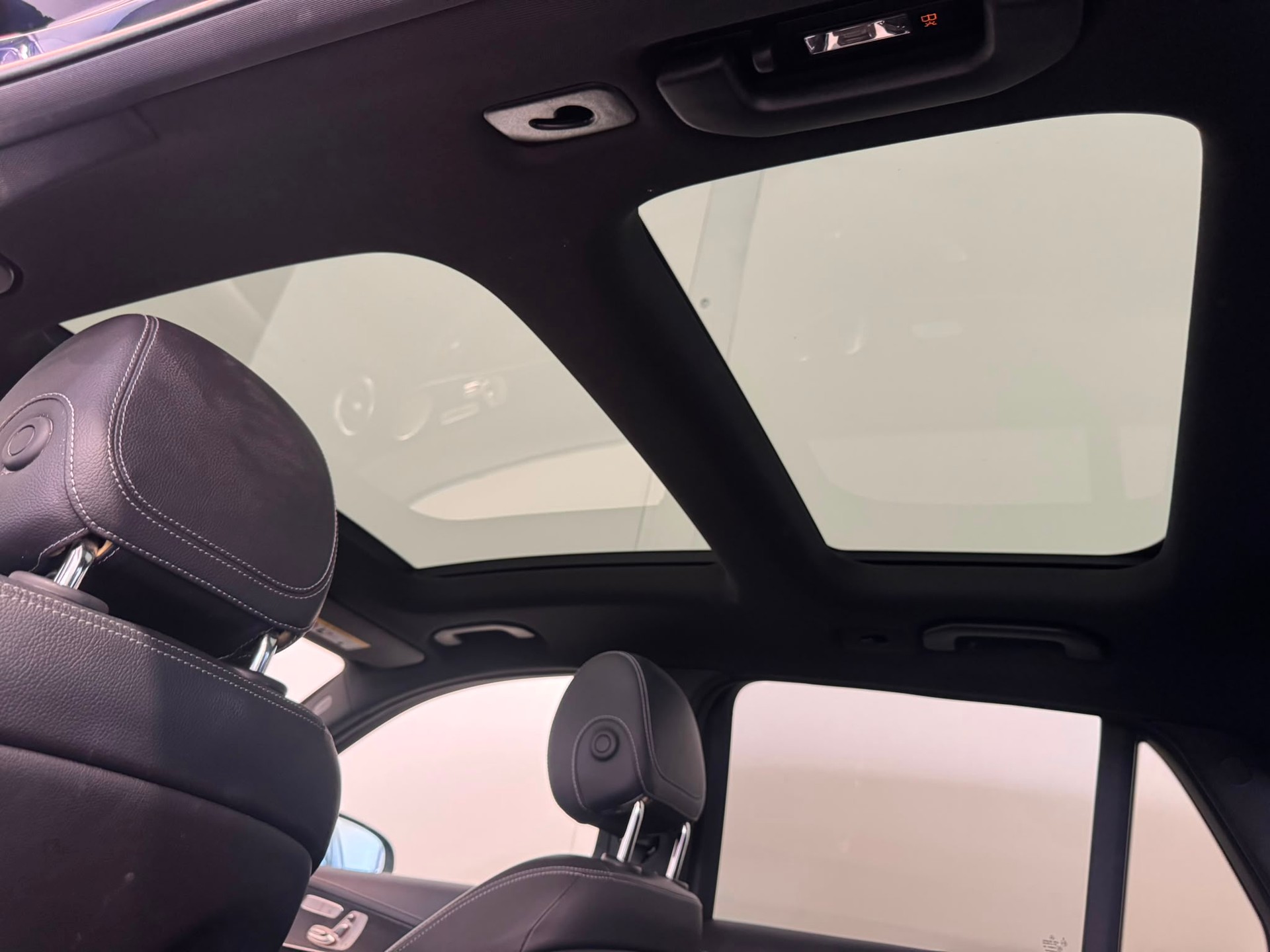MERCEDES-BENZ GLC 300 e AMG Line 4Matic 9G-Tronic-image-15