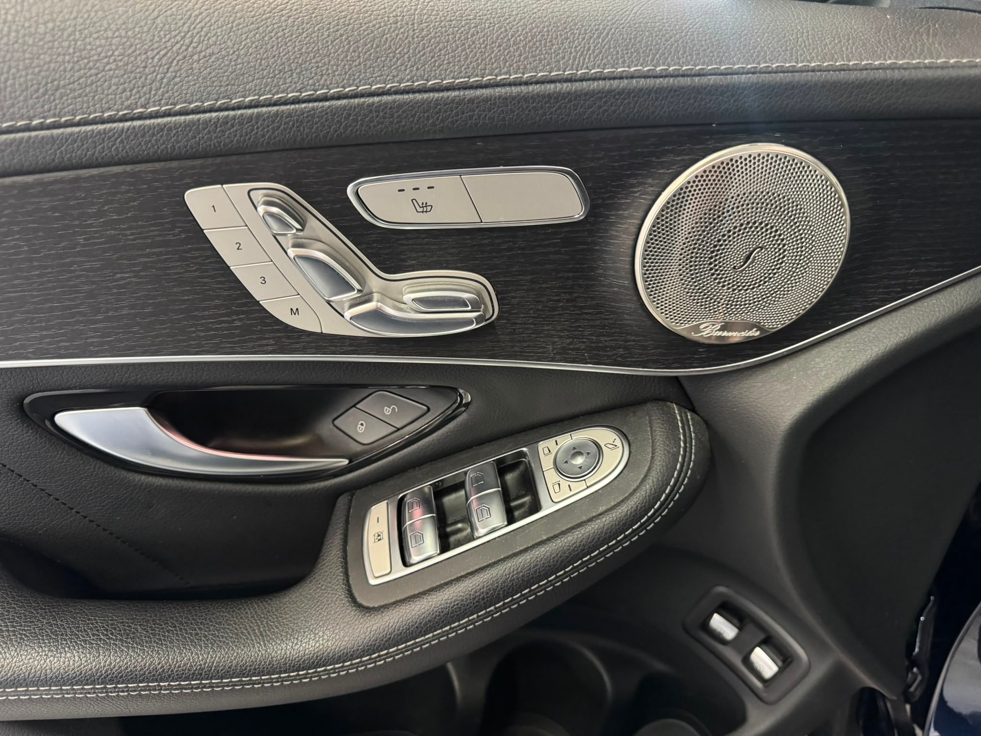 MERCEDES-BENZ GLC 300 e AMG Line 4Matic 9G-Tronic-image-16
