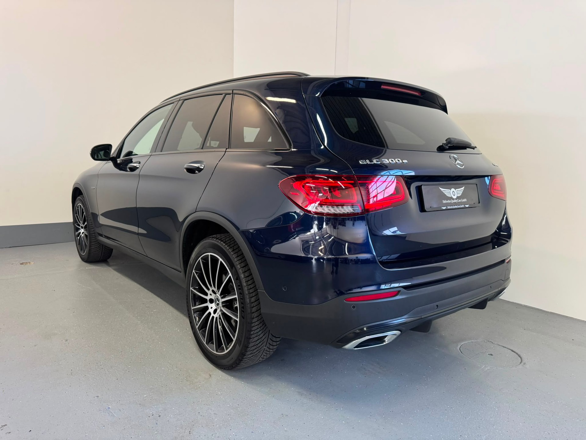 MERCEDES-BENZ GLC 300 e AMG Line 4Matic 9G-Tronic-image-9