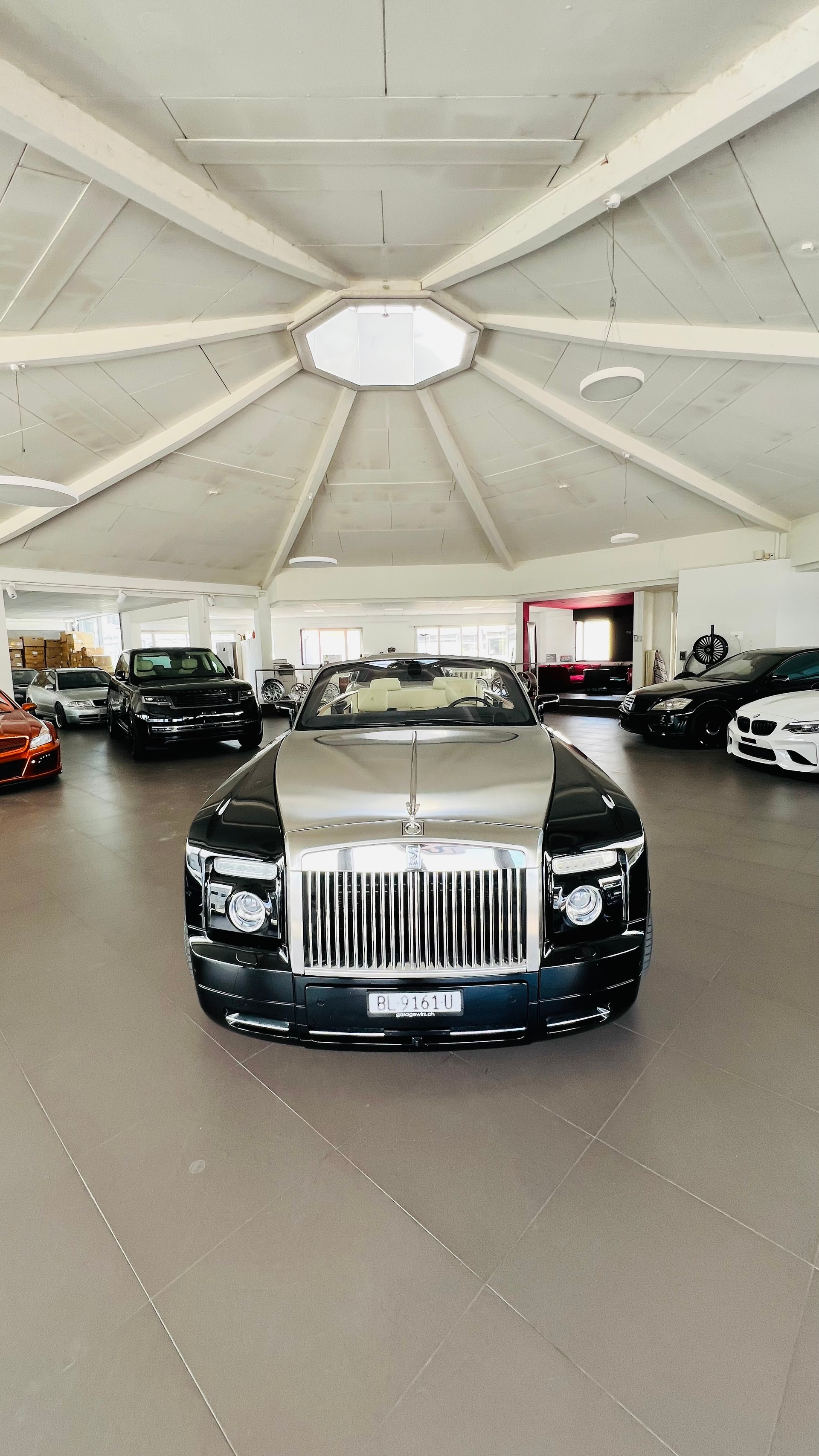 ROLLS-ROYCE PHANTOM-showroom-element-1